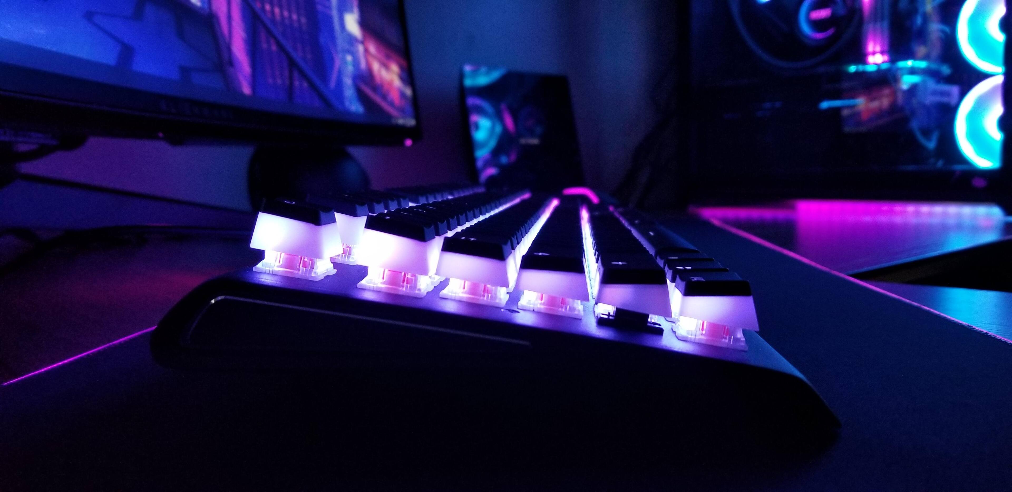 Side view with 3rd party pudding keycaps, click to load a larger version