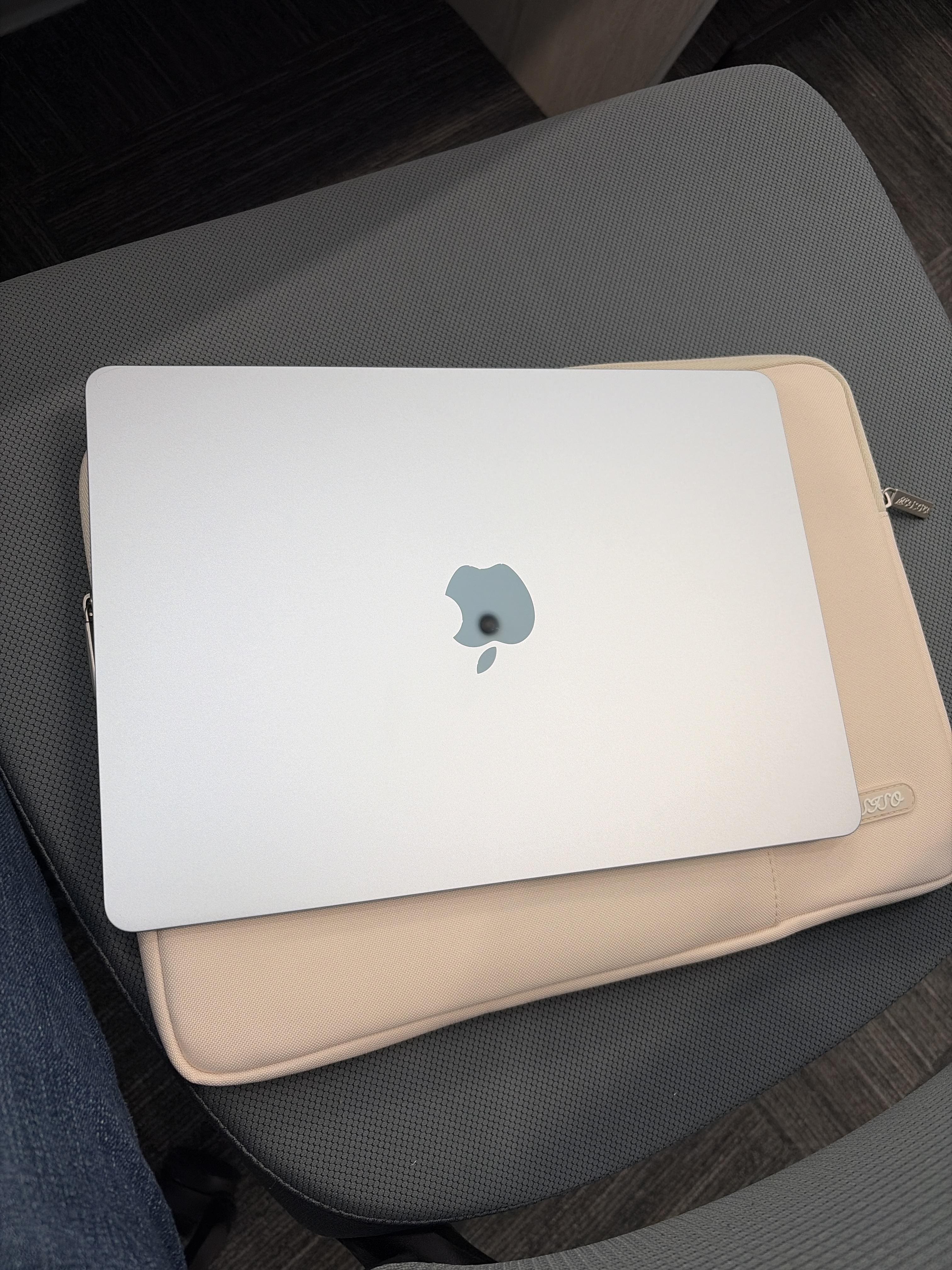 13 inch MacBook Air Apple M5 chip with 10 core CPU and 8 core GPU