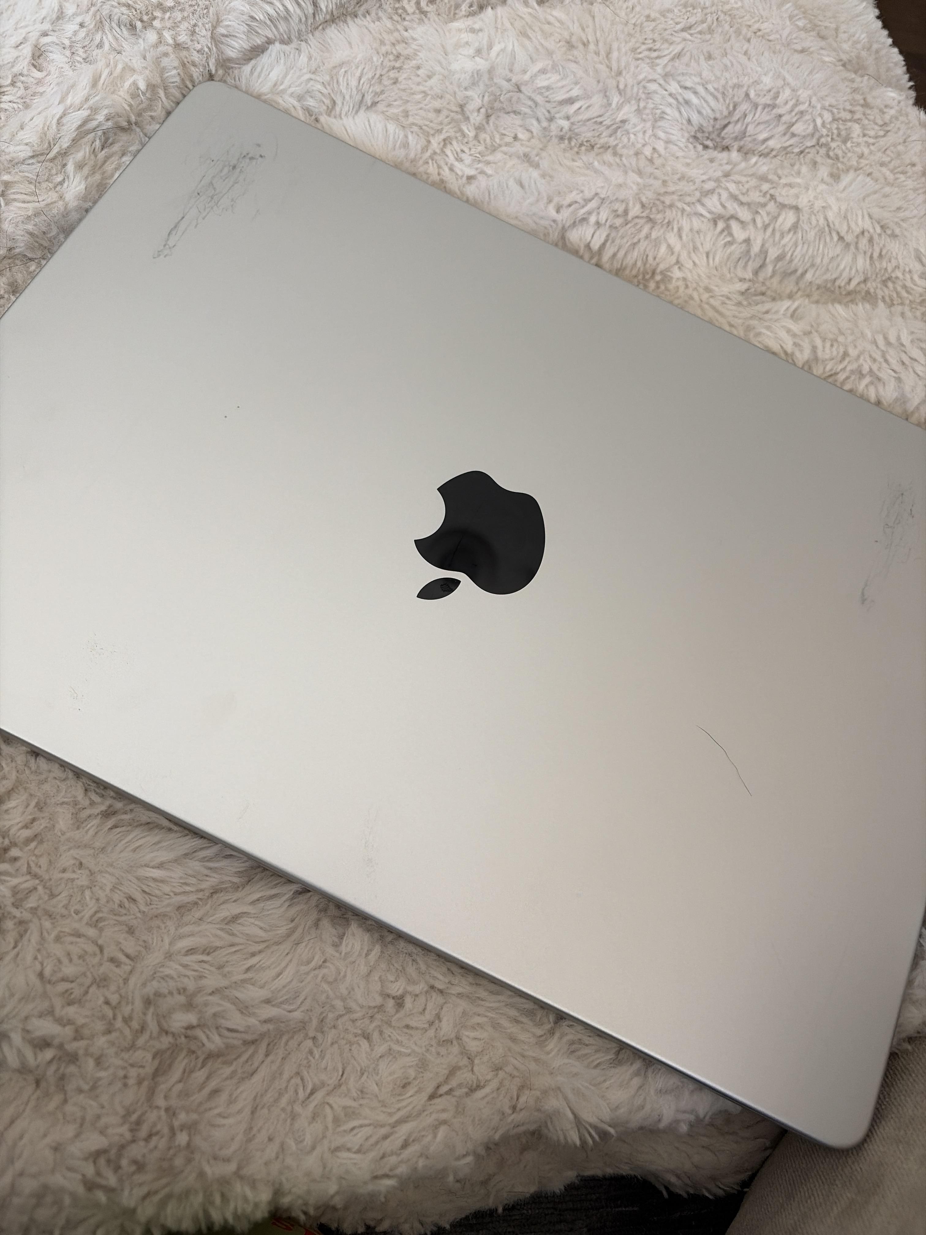 14 inch MacBook Pro Apple M5 Pro chip with 15 core CPU and 16 core