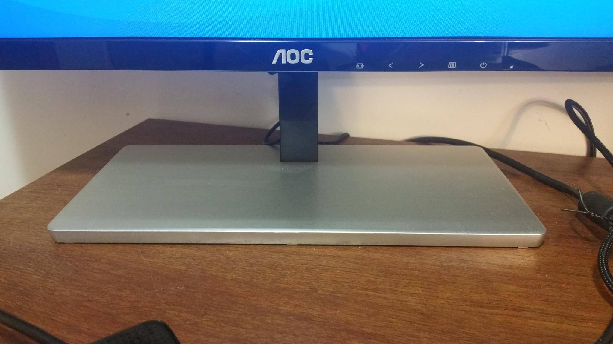 The large flat base and bottom bezel covered by glossy plastic trim., click to load a larger version