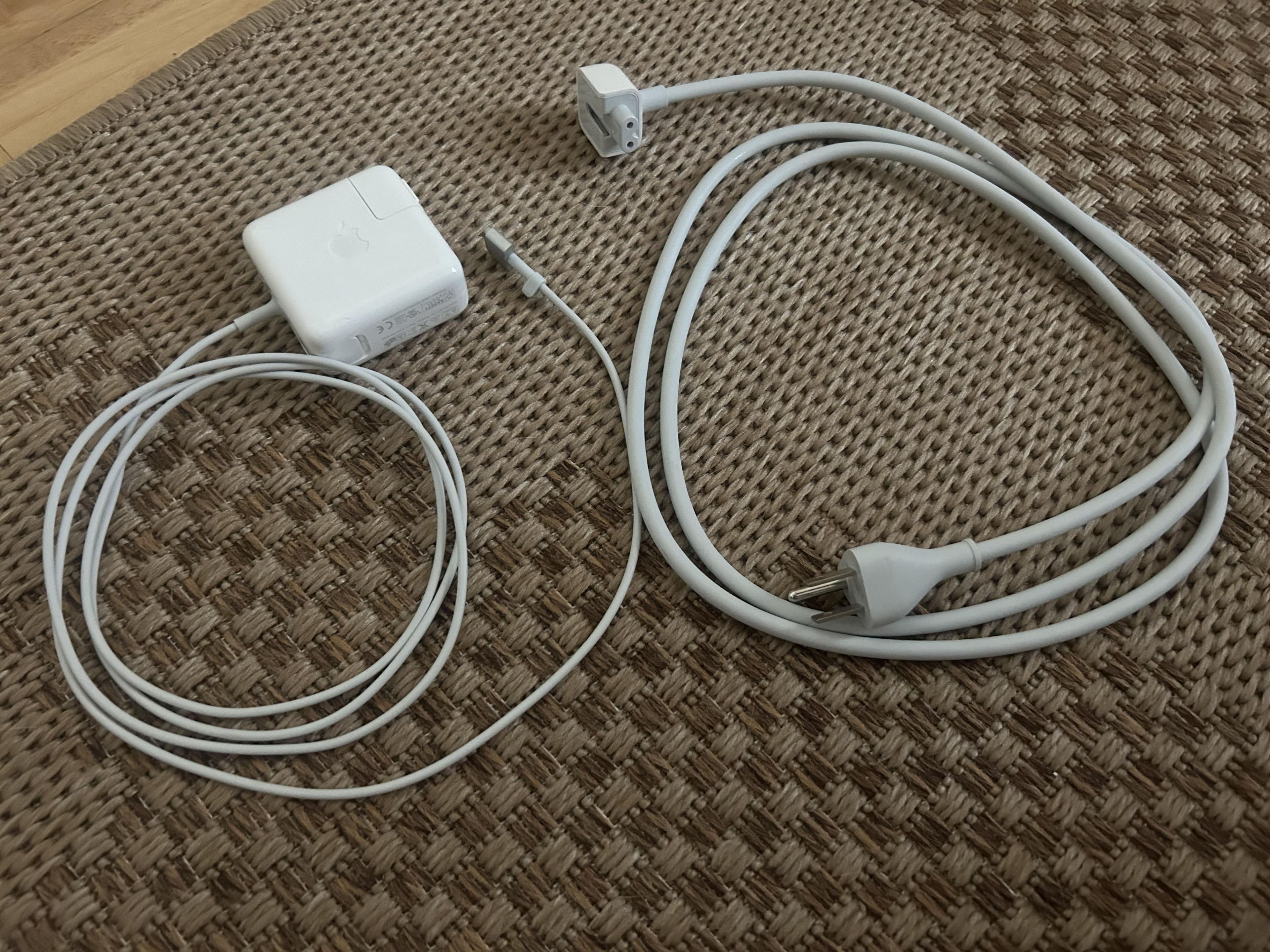 スマホアクセサリー 45mag safe 2 Power Adapter Apple 45W MagSafe 2 Power Adapter with Magnetic DC Connector