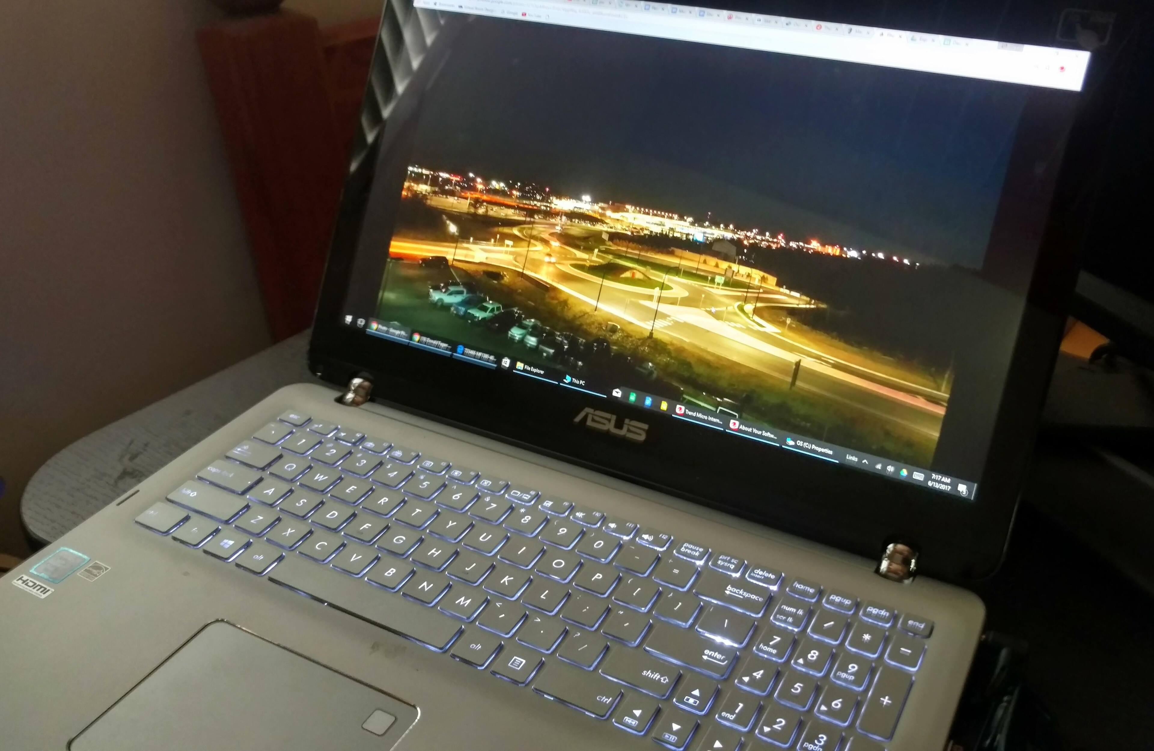 Lighted keyboard that's easy to adjust - a favortie feature, click to load a larger version