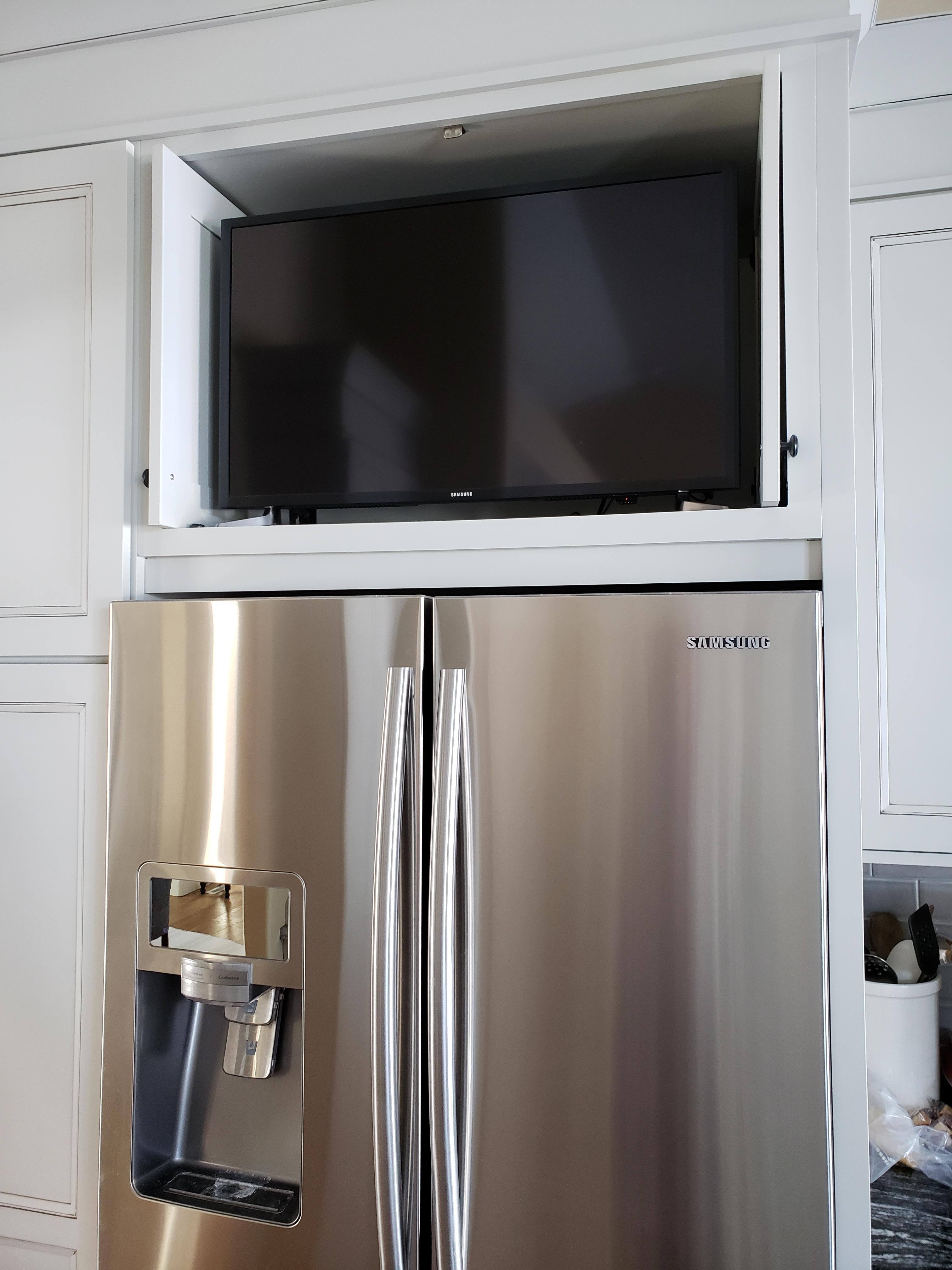 Hey, being a Samsung, it even matches the fridge! :-), click to load a larger version
