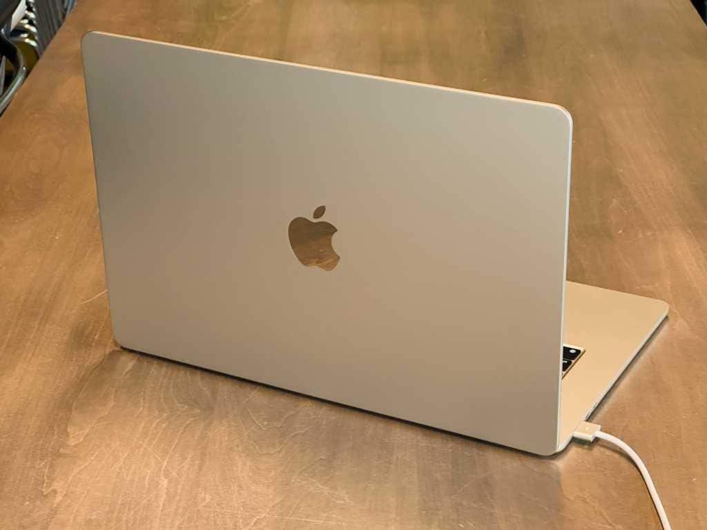 13 inch MacBook Air Apple M5 chip with 10 core CPU and 8 core GPU