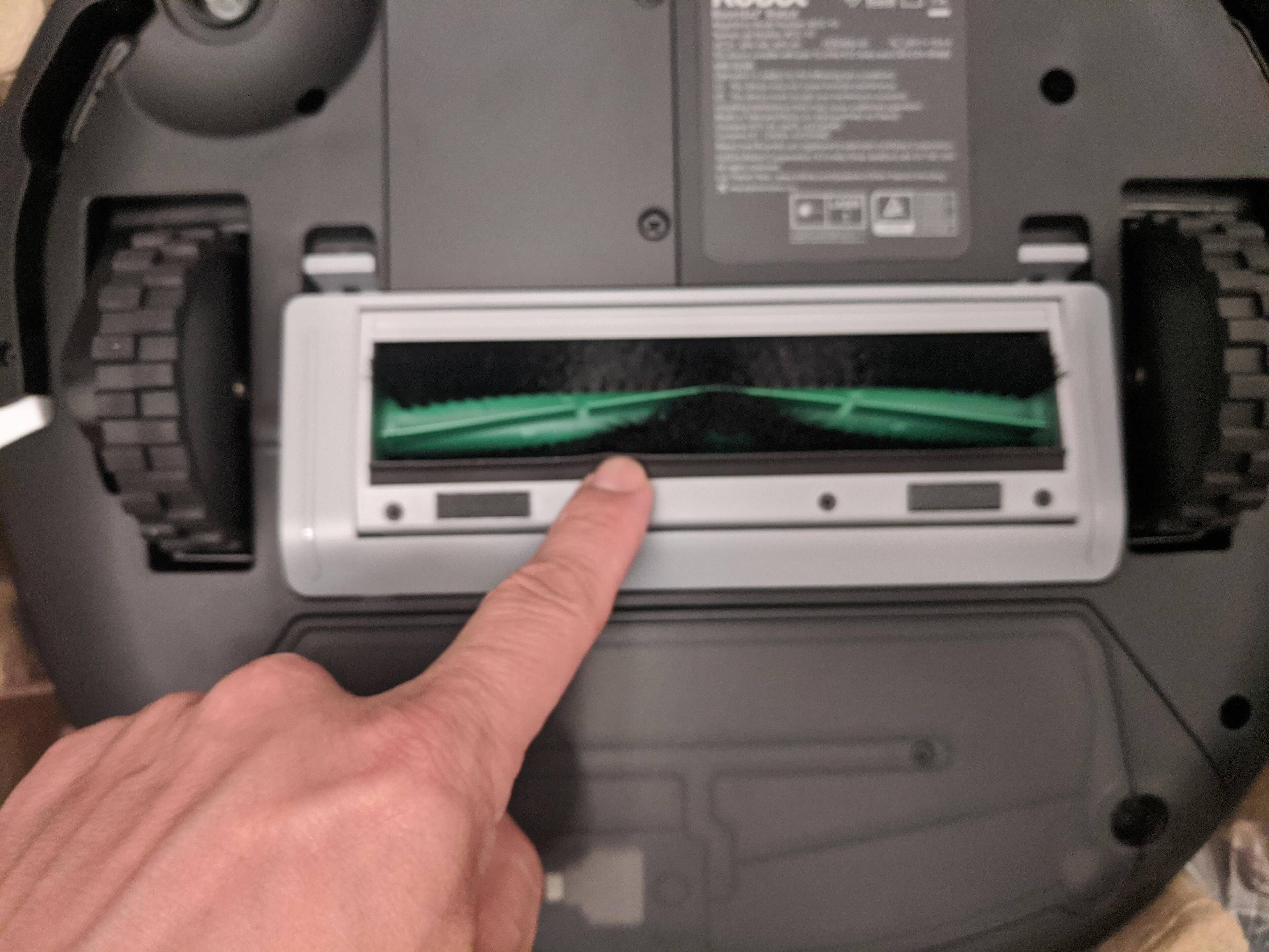 So strange to see iRobot using a single brush on their mainline bot, but it seems to do the job. It looks like it will wear faster and it's definitely louder, click to load a larger version