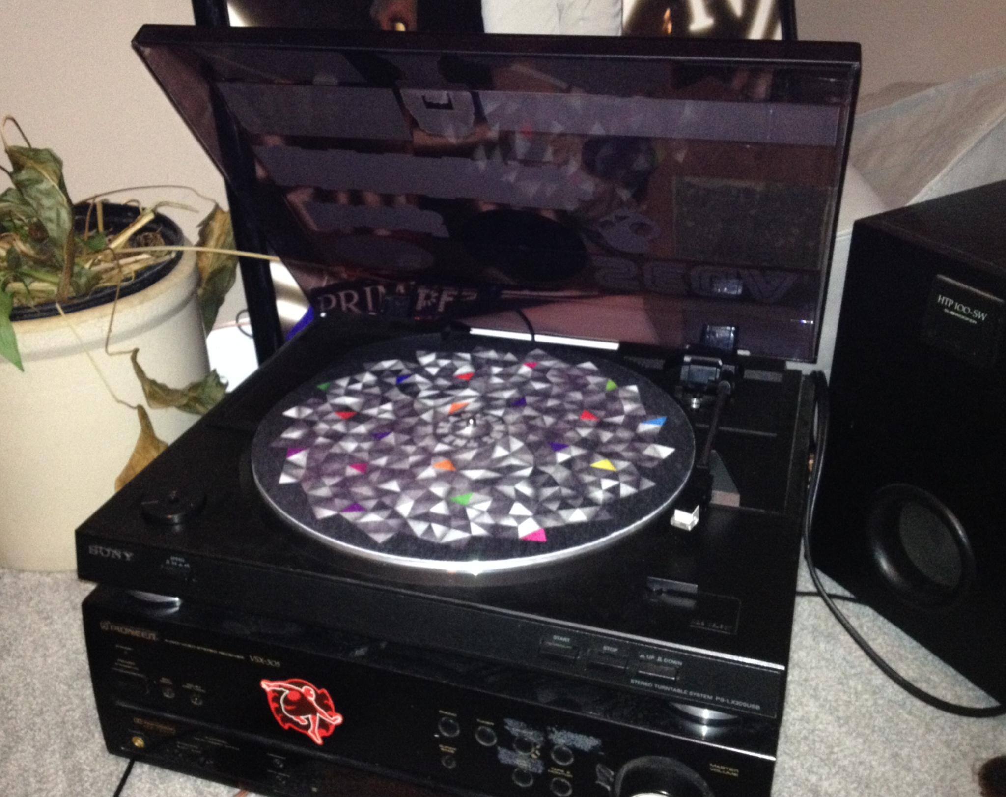 A Minus the Bear slipmat completes the ensemble., click to load a larger version
