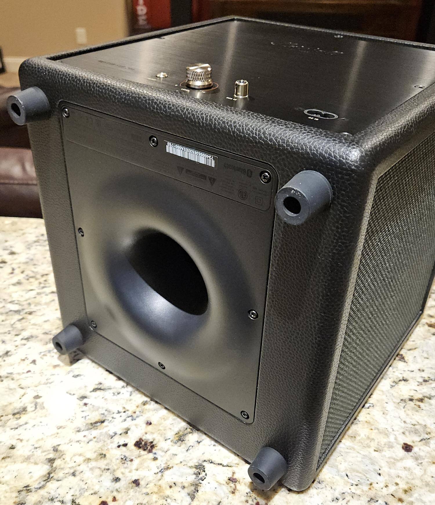 Bottom of sub with rubber feet, click to load a larger version