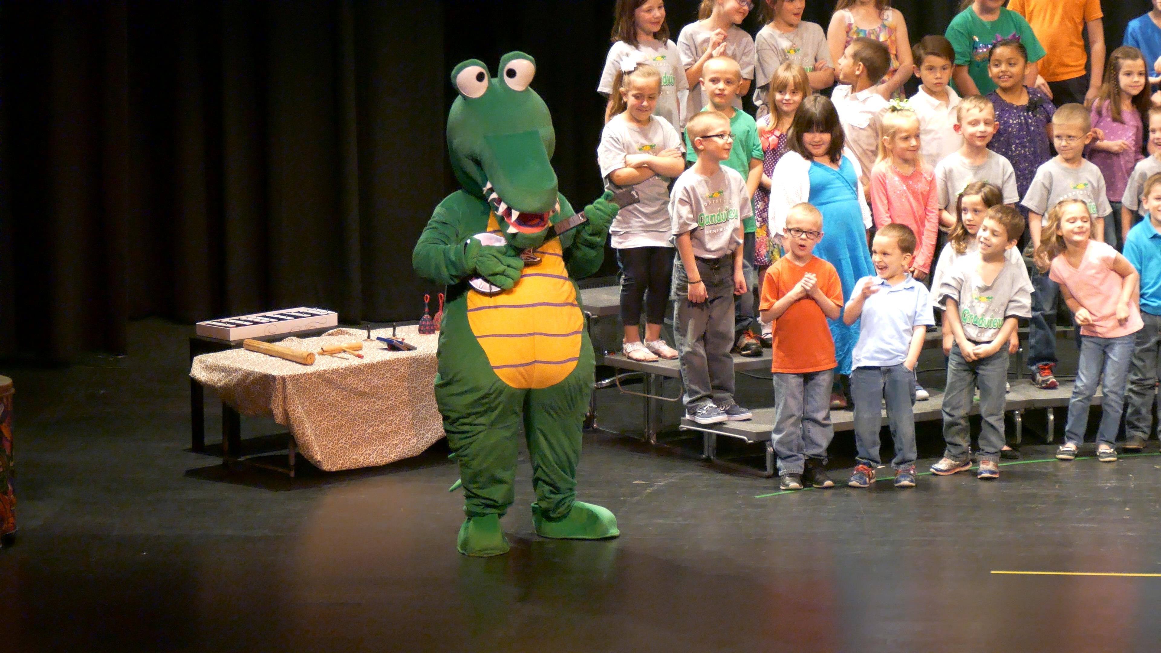 4k screen grab from the top level at the back of a large auditorium., click to load a larger version