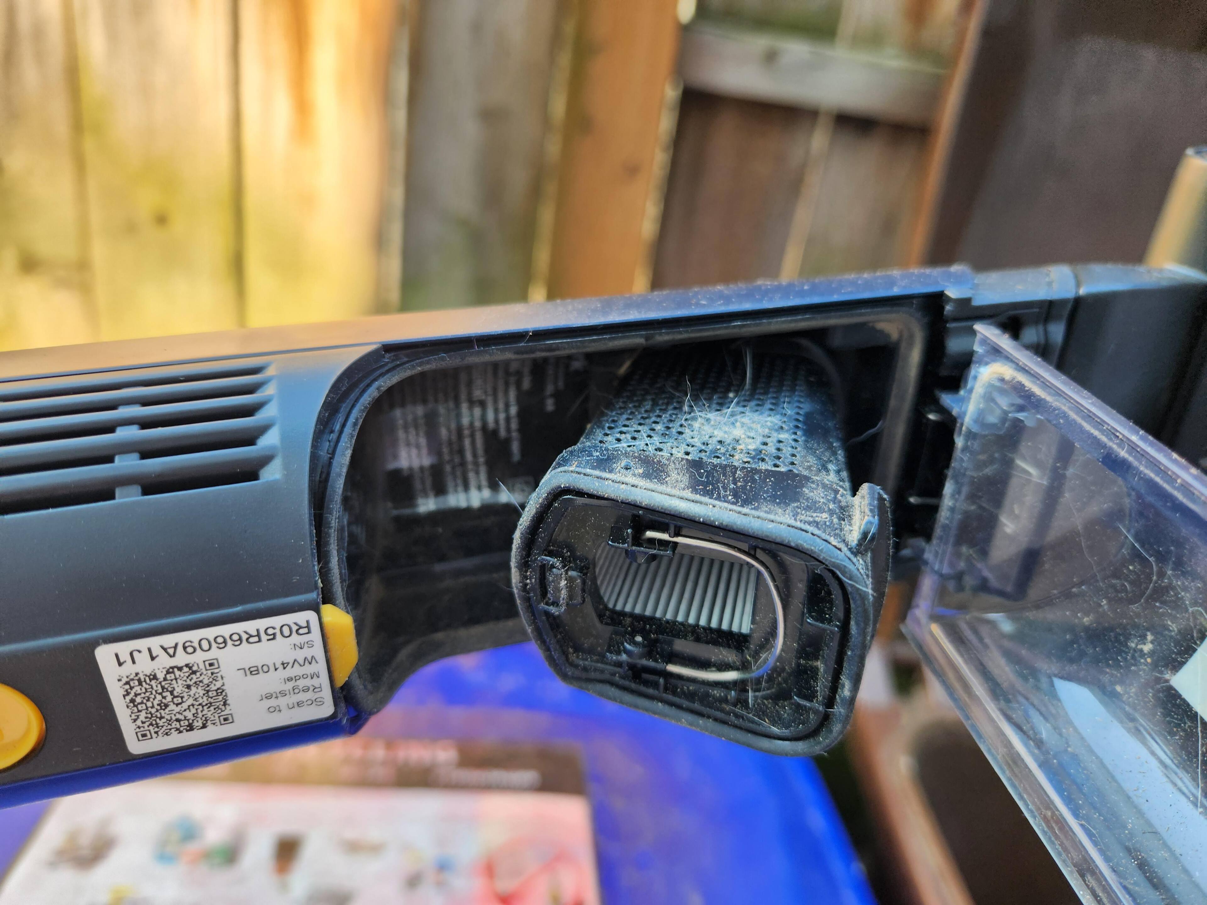 Pulling out the filter to empty the dustbin, click to load a larger version