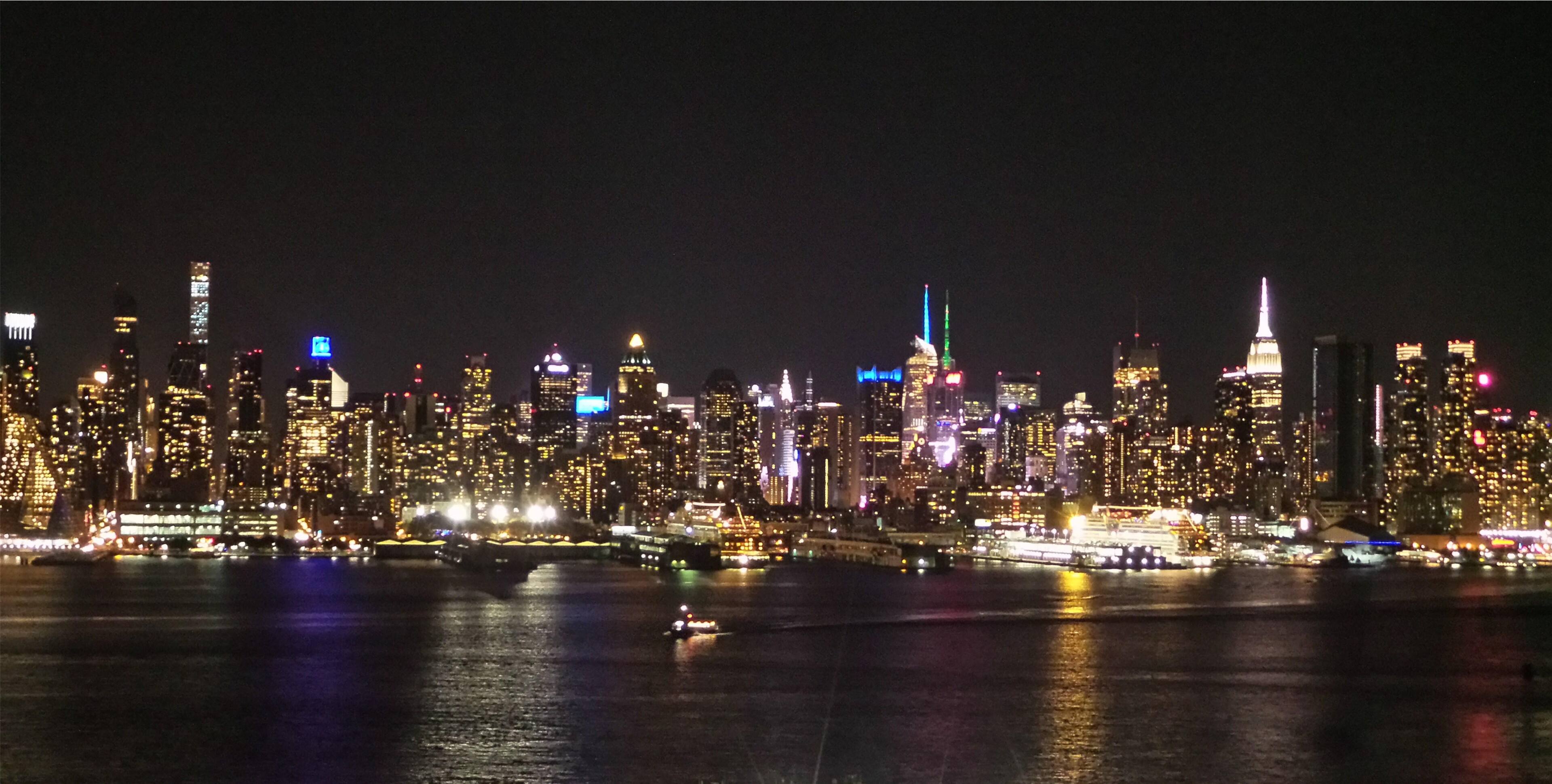 NYC skyline at night, click to load a larger version