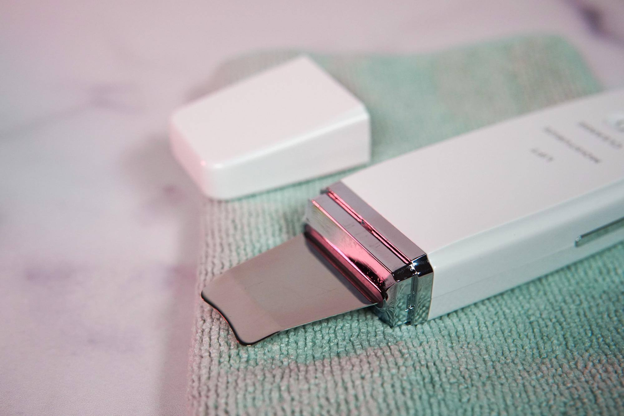 Wand with the cap off, sitting on a teal towel., click to load a larger version