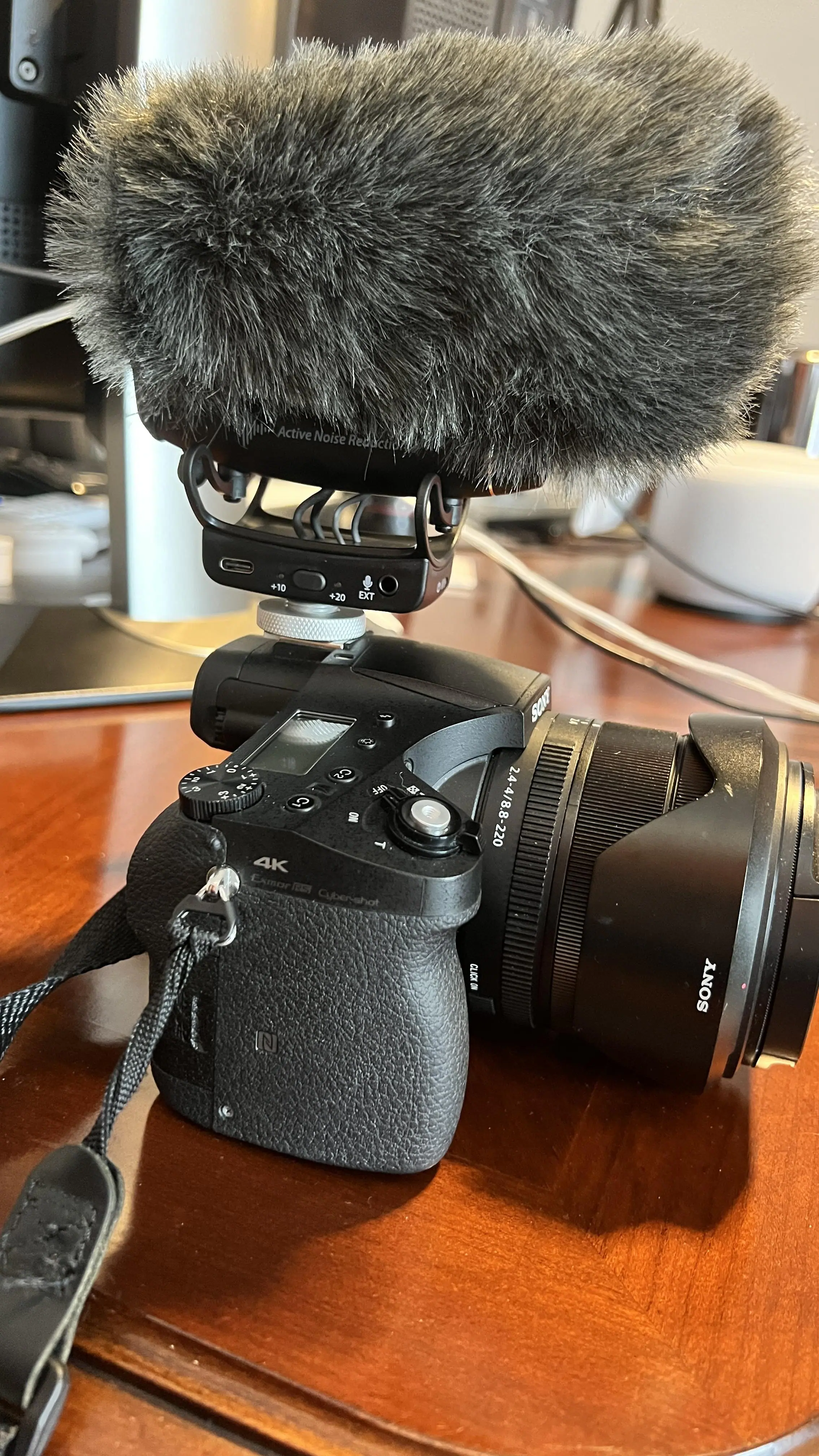 Great looking Microphone gives a true PRO appearance., click to load a larger version