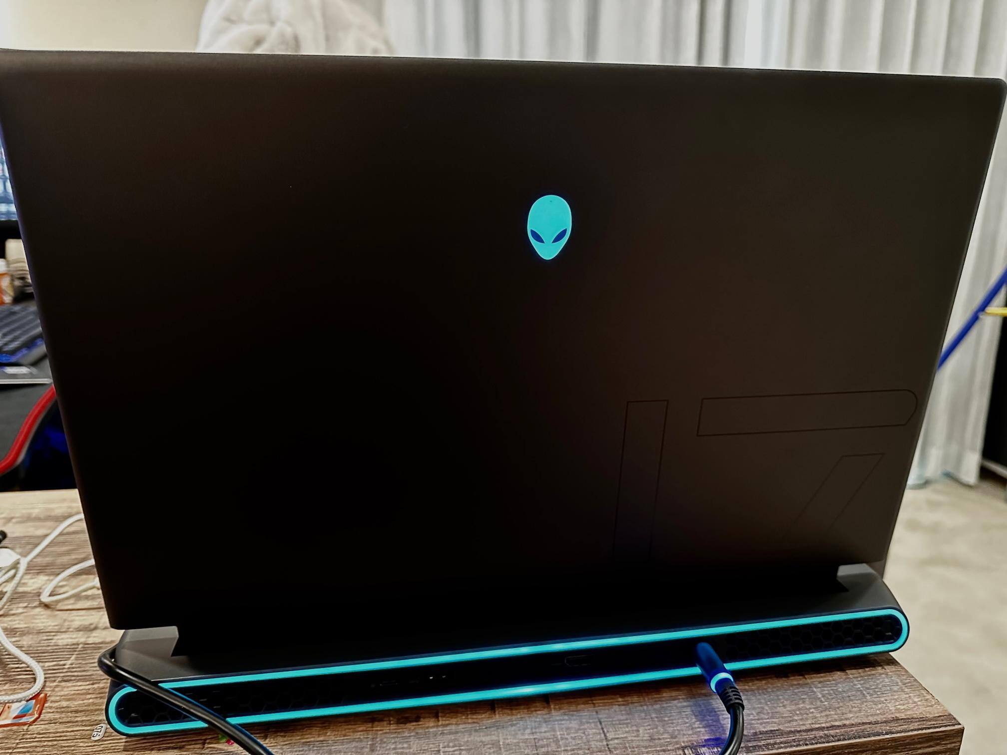 Beautiful RGB on keyboard and exterior, that's all controllable by the Alienware software., click to load a larger version