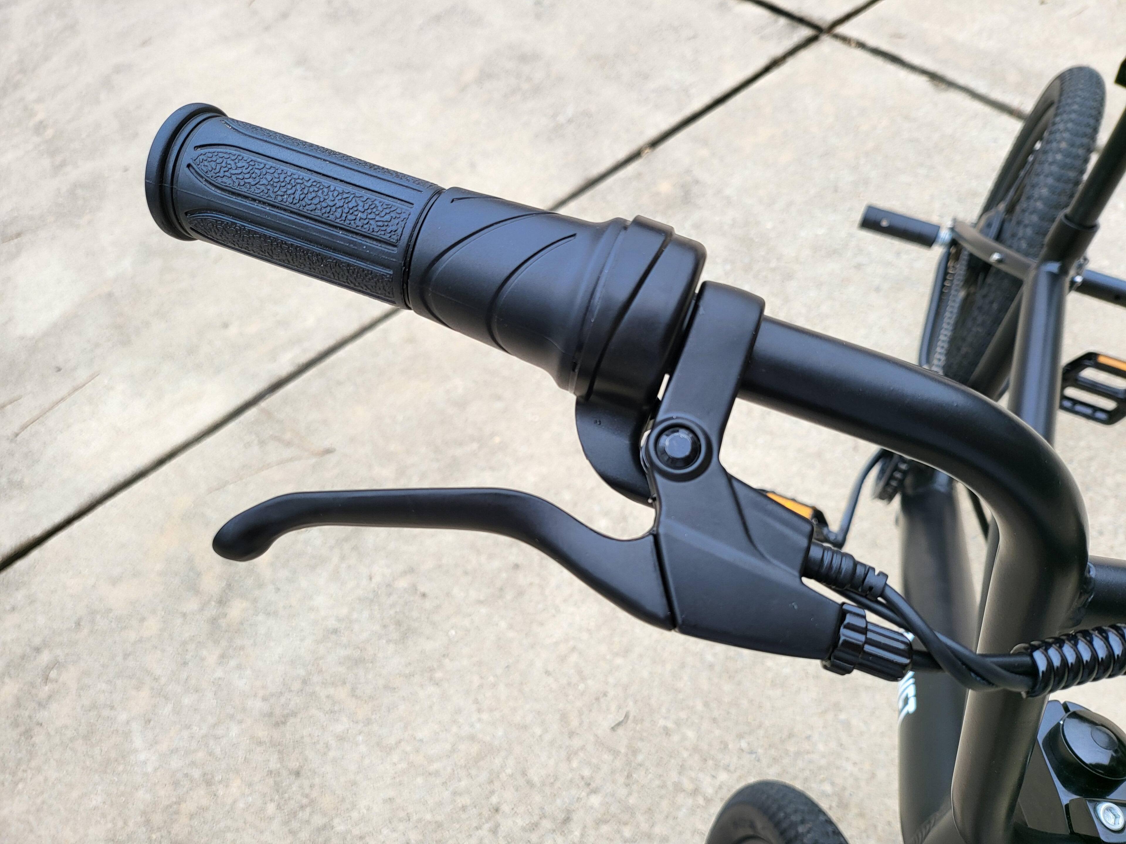 Twist throttle on right handle (1/2 handle), click to load a larger version