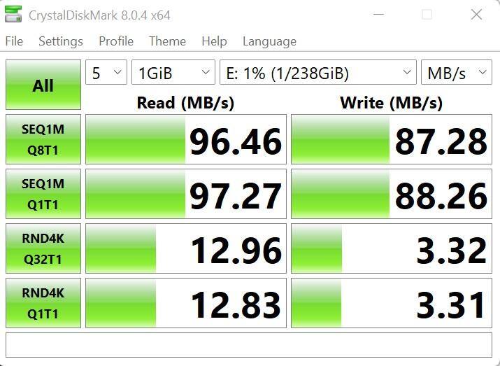 Benchmark Crystaldiskmark, click to load a larger version