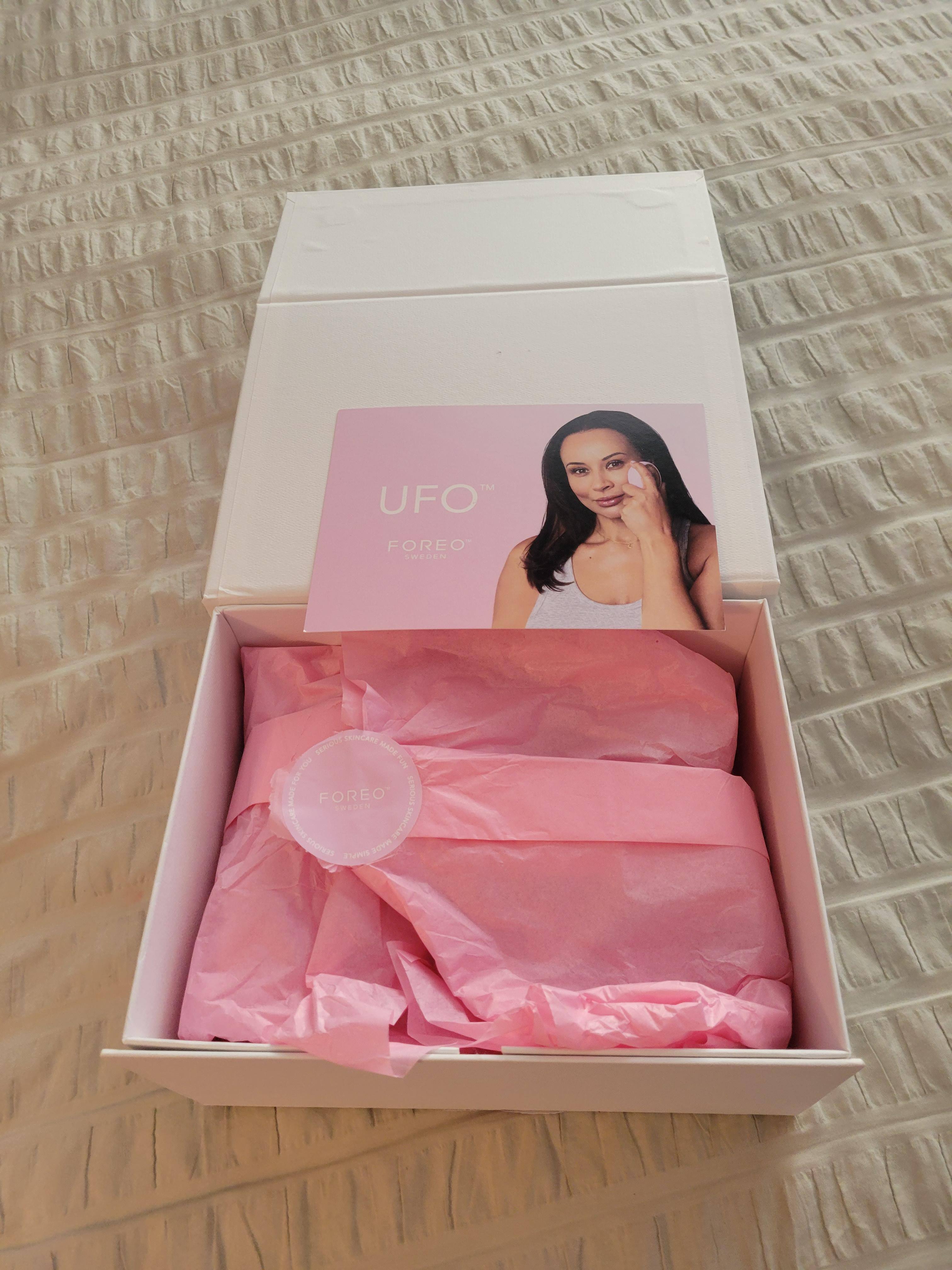 White Box with Tissue Paper, click to load a larger version