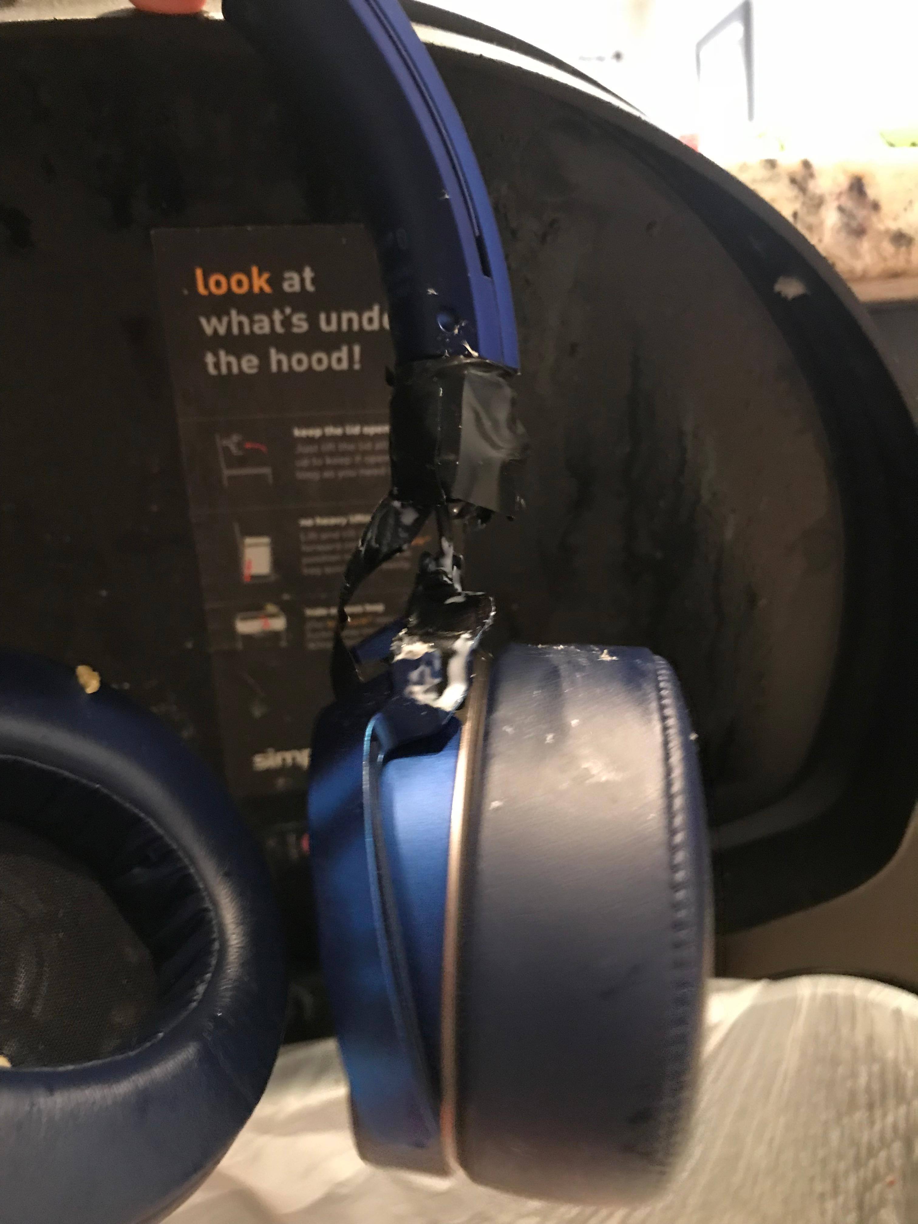 Handle connects to spearkers using tiny screws and some plastic that makes them vulnerable to be broken, click to load a larger version