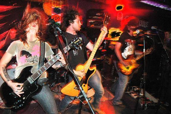 Kylesa throwing down!, click to load a larger version