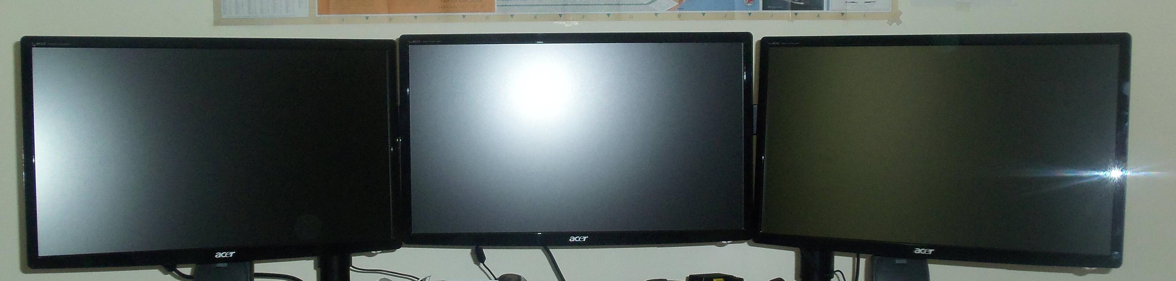 The monitors look awesome on this stand!, click to load a larger version