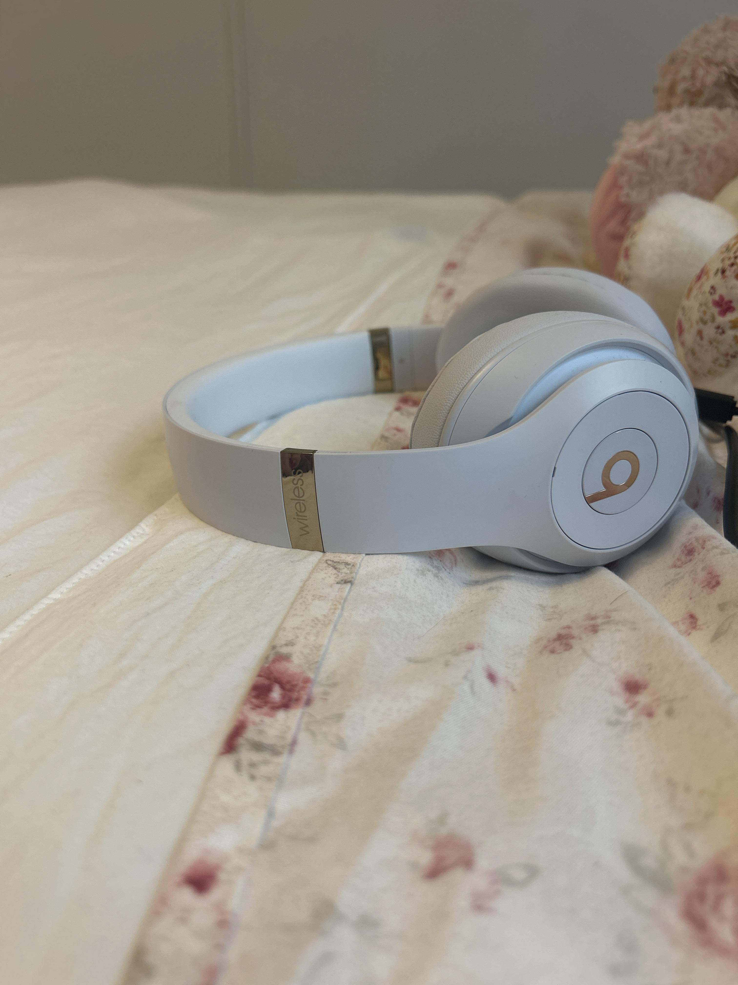 Beats Studio³ Wireless Noise Cancelling Headphones White MQ572LL/A