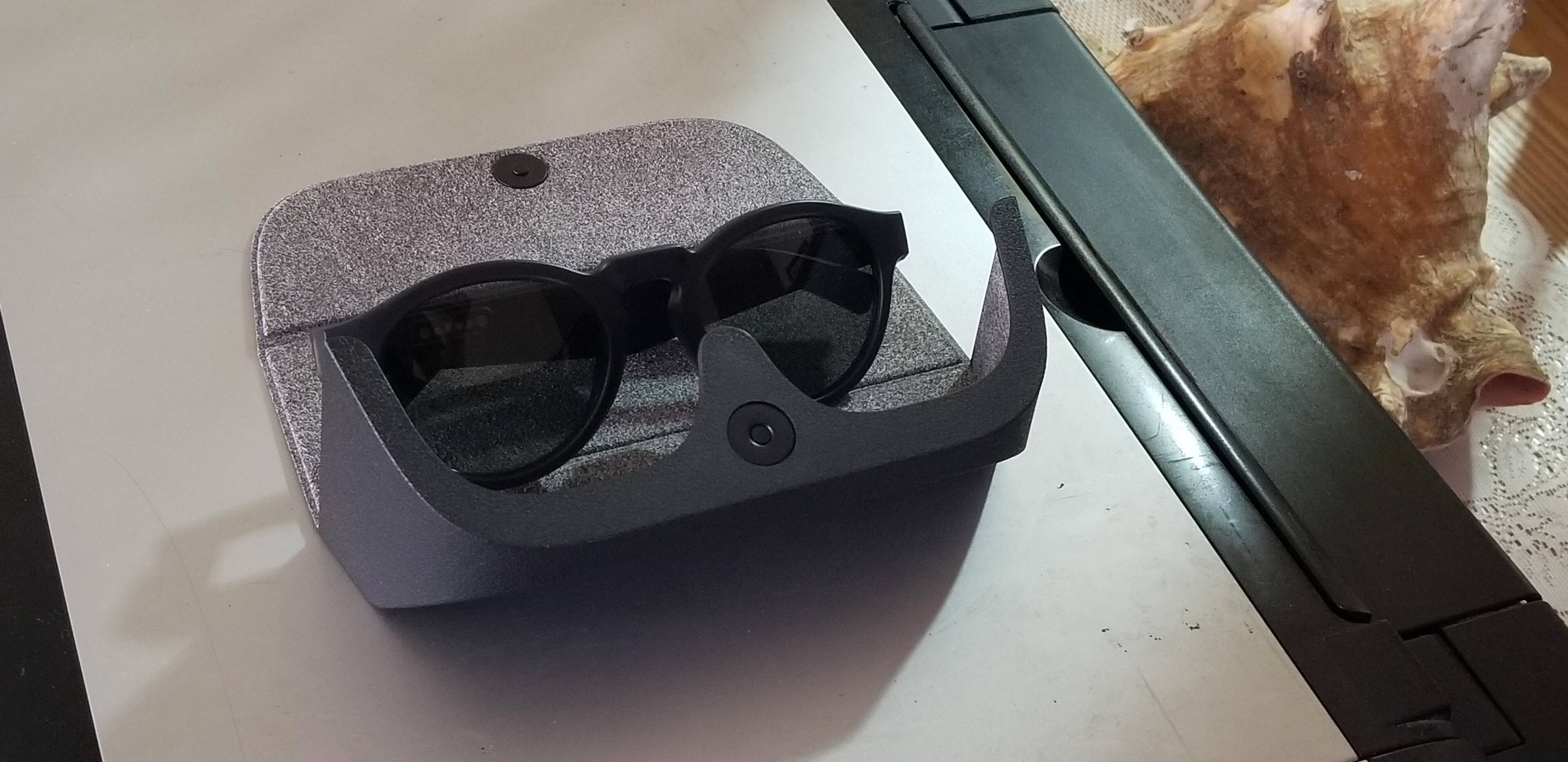 Sturdy protective case, click to load a larger version