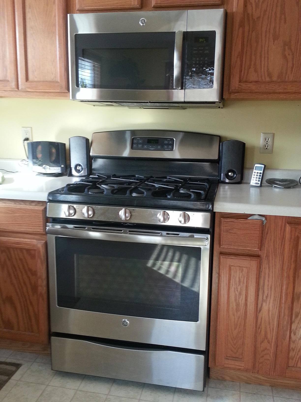GE gas range w/ matching microwave, click to load a larger version