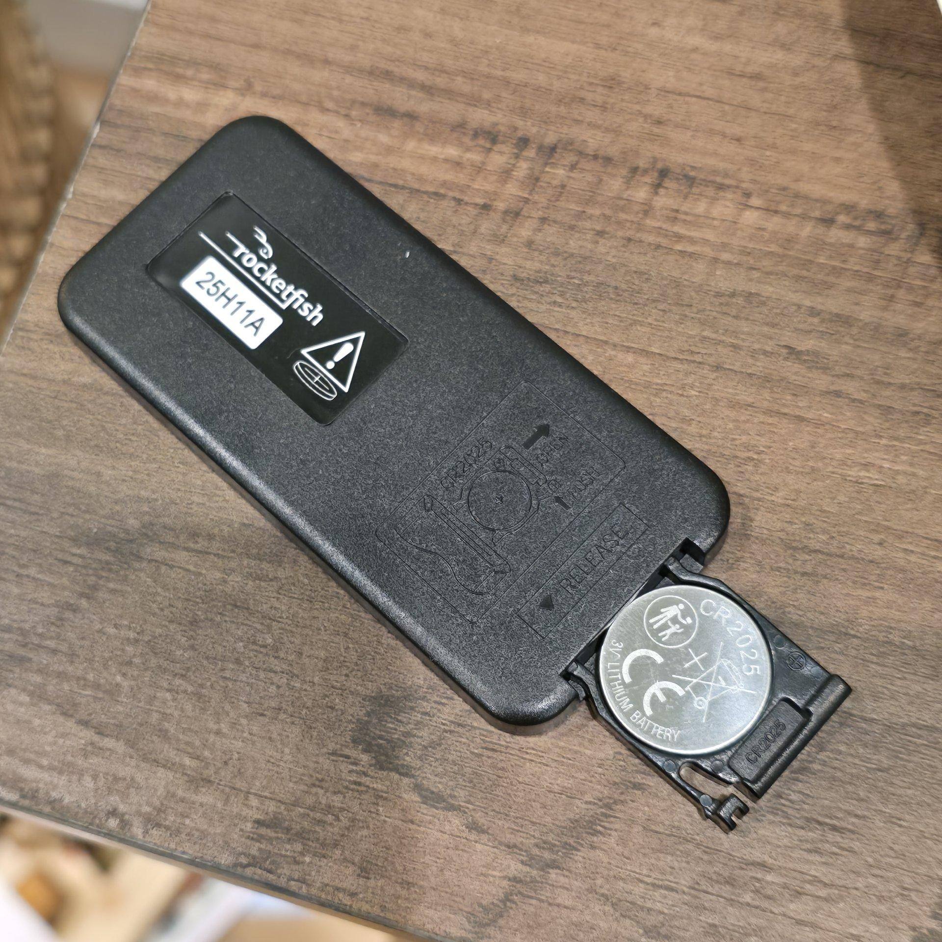 The remote uses a CR2025 coin cell battery, click to load a larger version