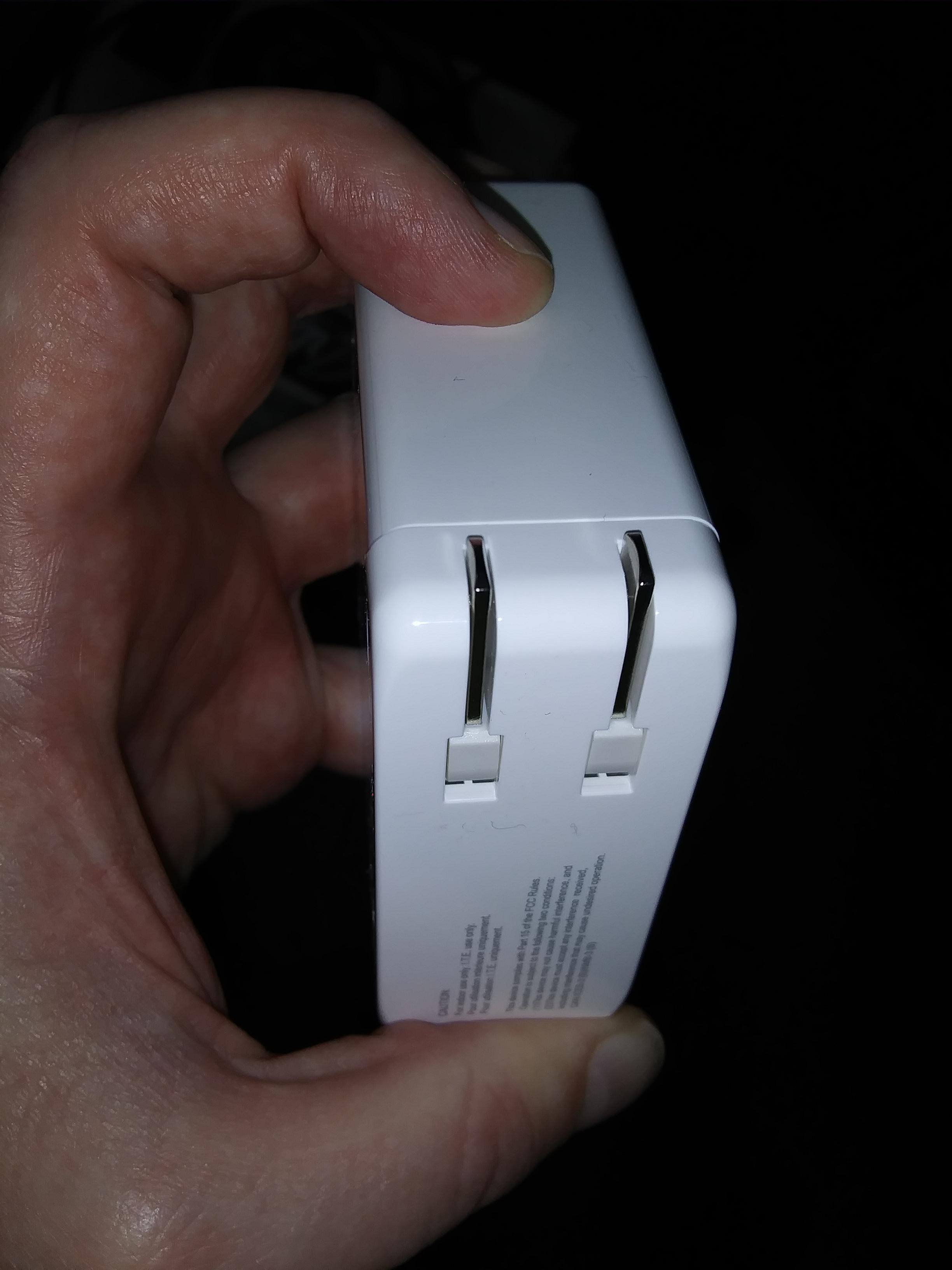 Prong hidden into the charger, click to load a larger version