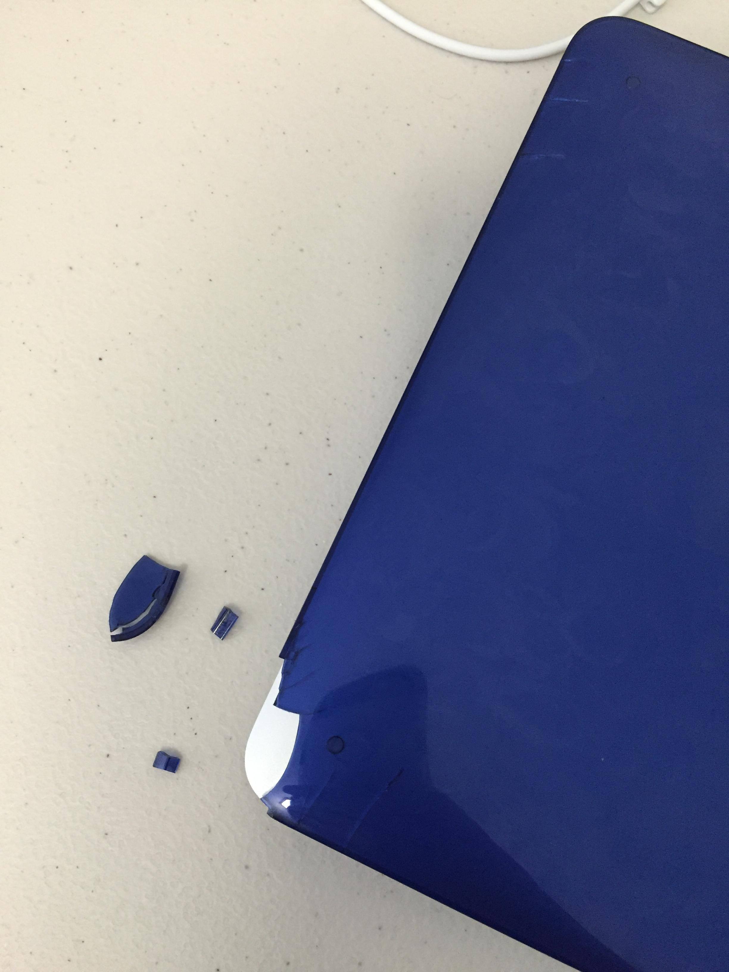 Cracking/Breaking after one month of sitting on my desk! Horrible., click to load a larger version