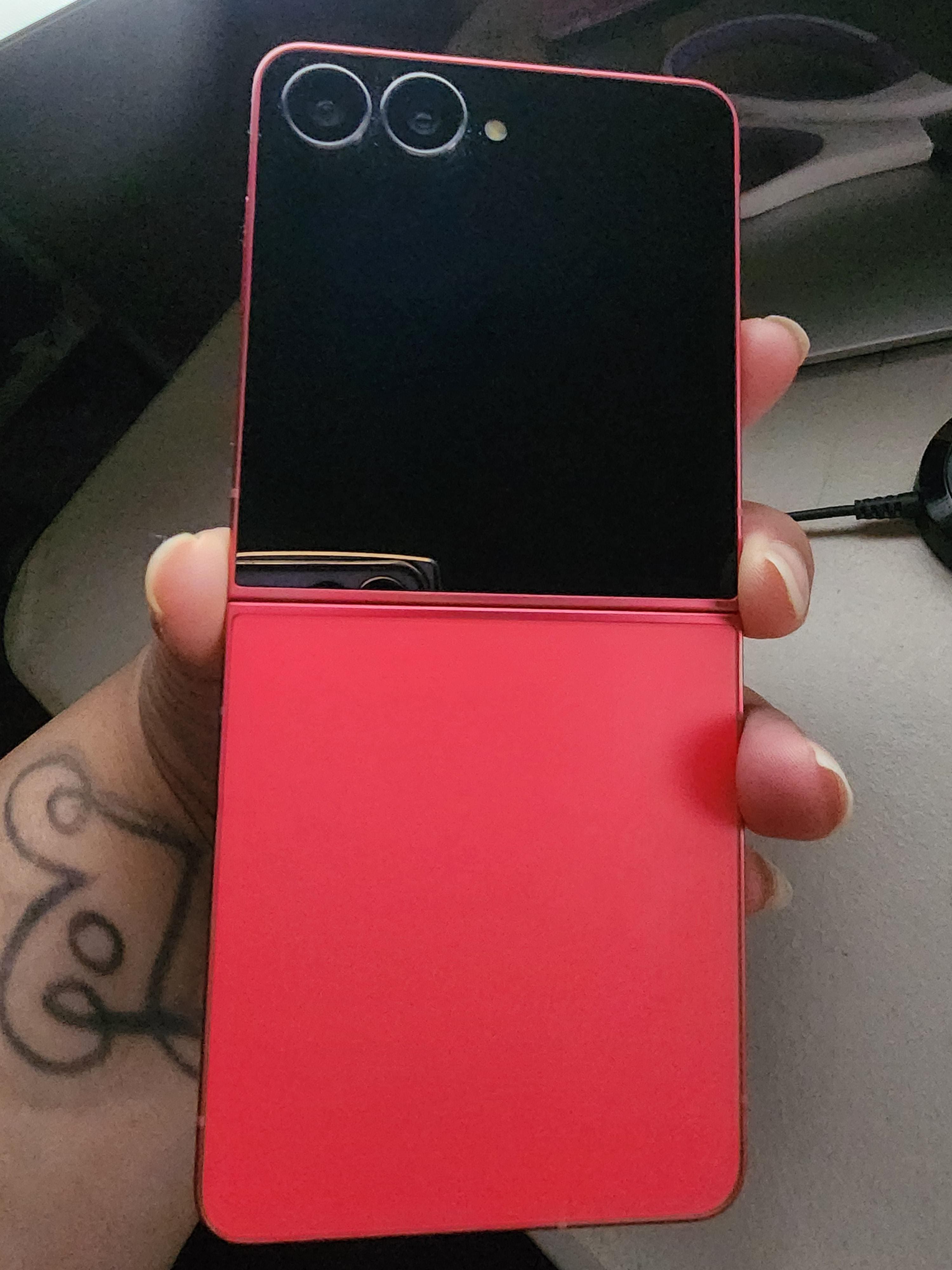 Samsung Galaxy Z Flip7 256GB (Unlocked) Coral Red SM-F766UZRAXAA