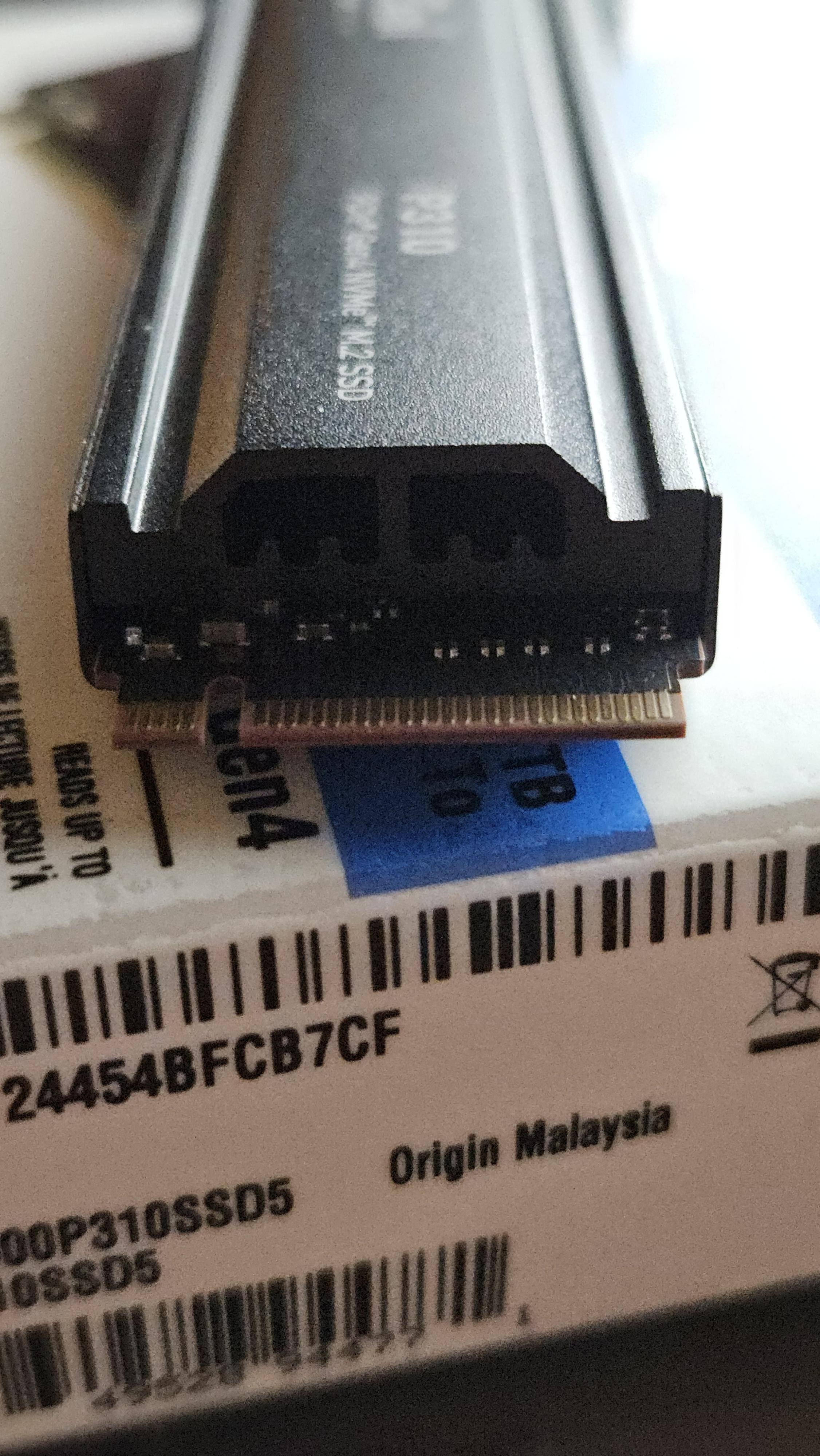 heatsink creates airspace above the SSD itself, click to load a larger version