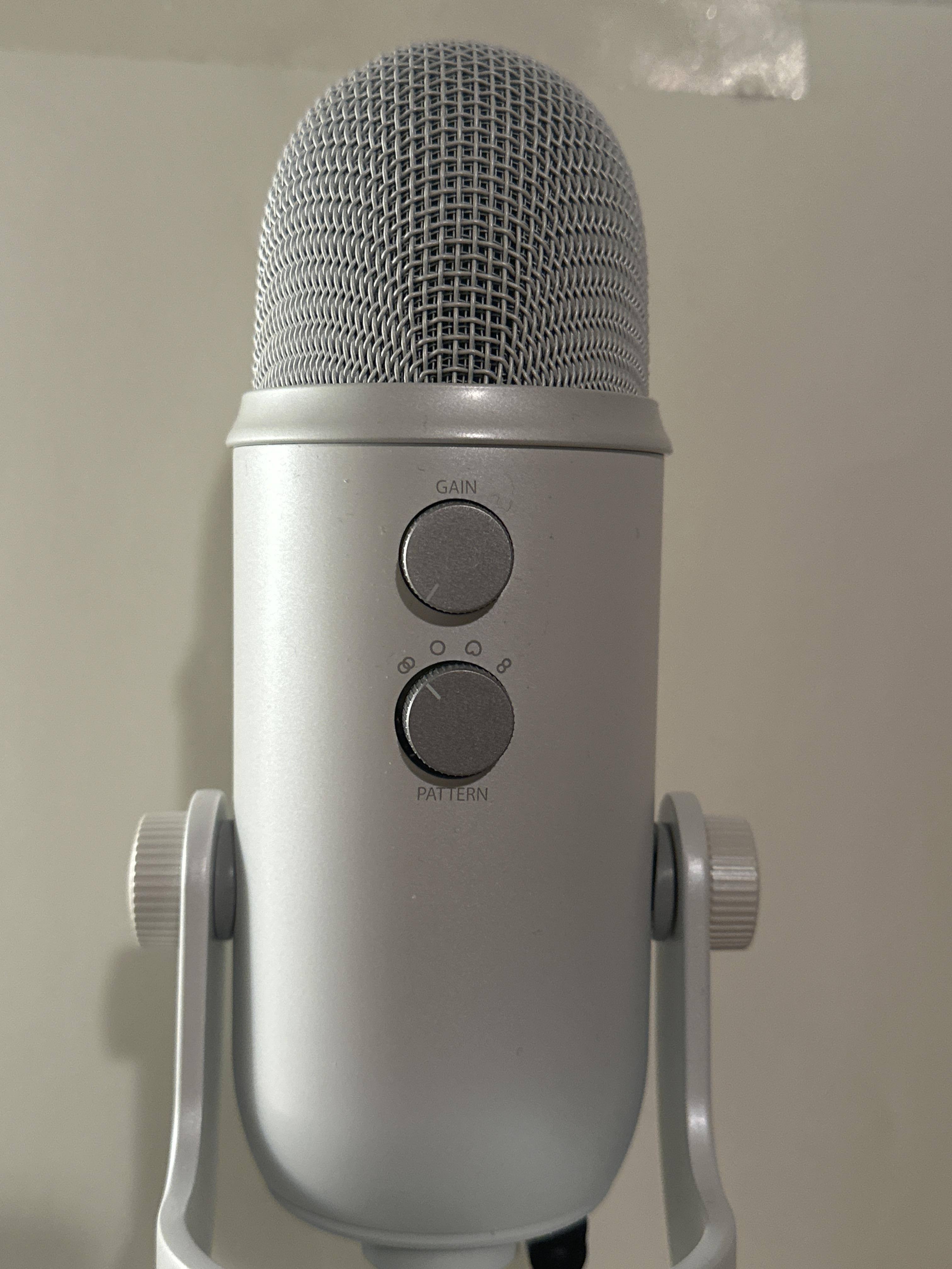 Logitech Blue Yeti Professional Multi Pattern USB Condenser Gaming