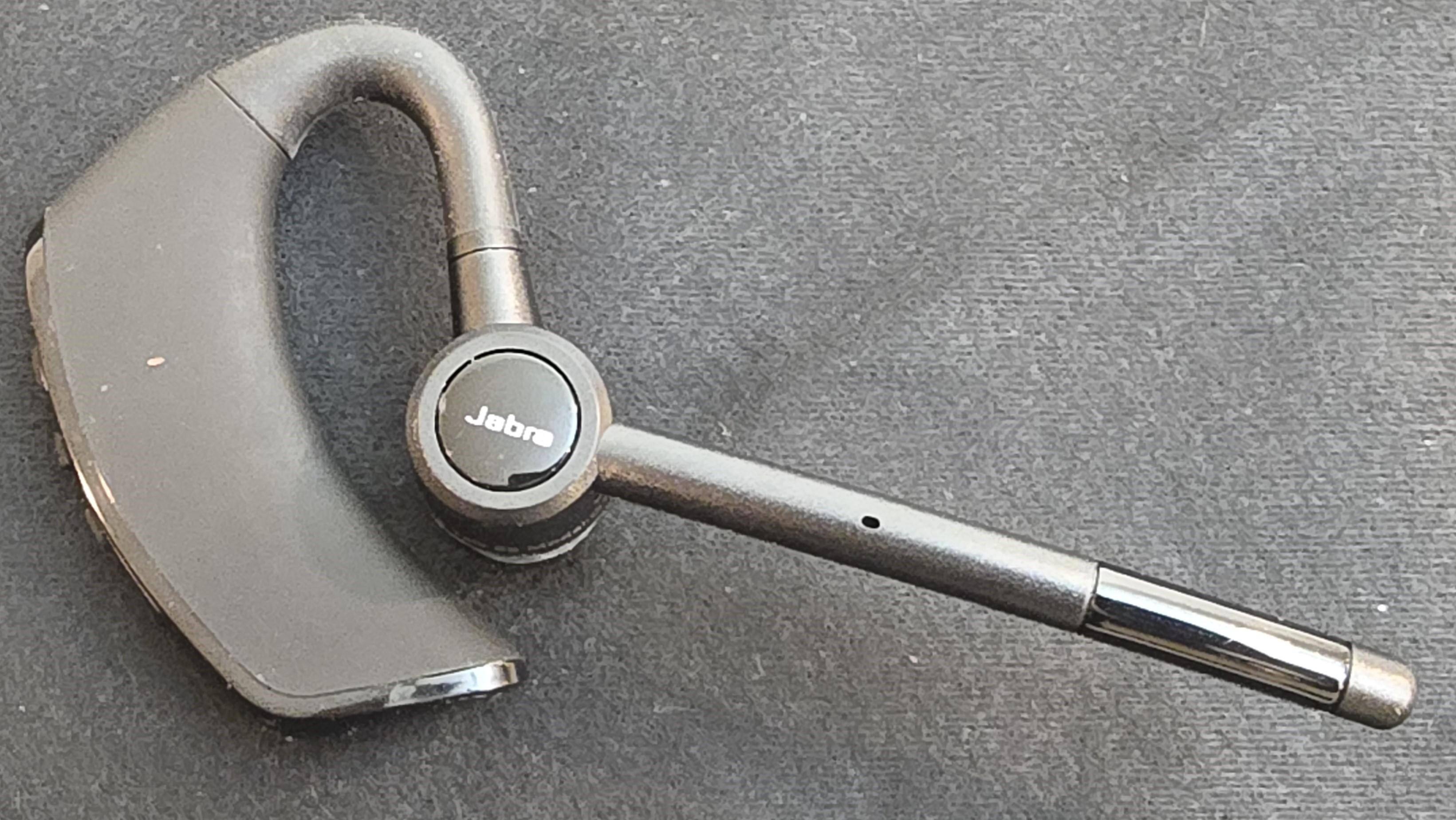 Can be worn on either ear, it is easy to flip to the other side, click to load a larger version