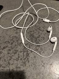 Apple EarPods with Lightning Connector White MWTY3AM/A Apple EarPods with Lightning Connector White MWTY3AM/A