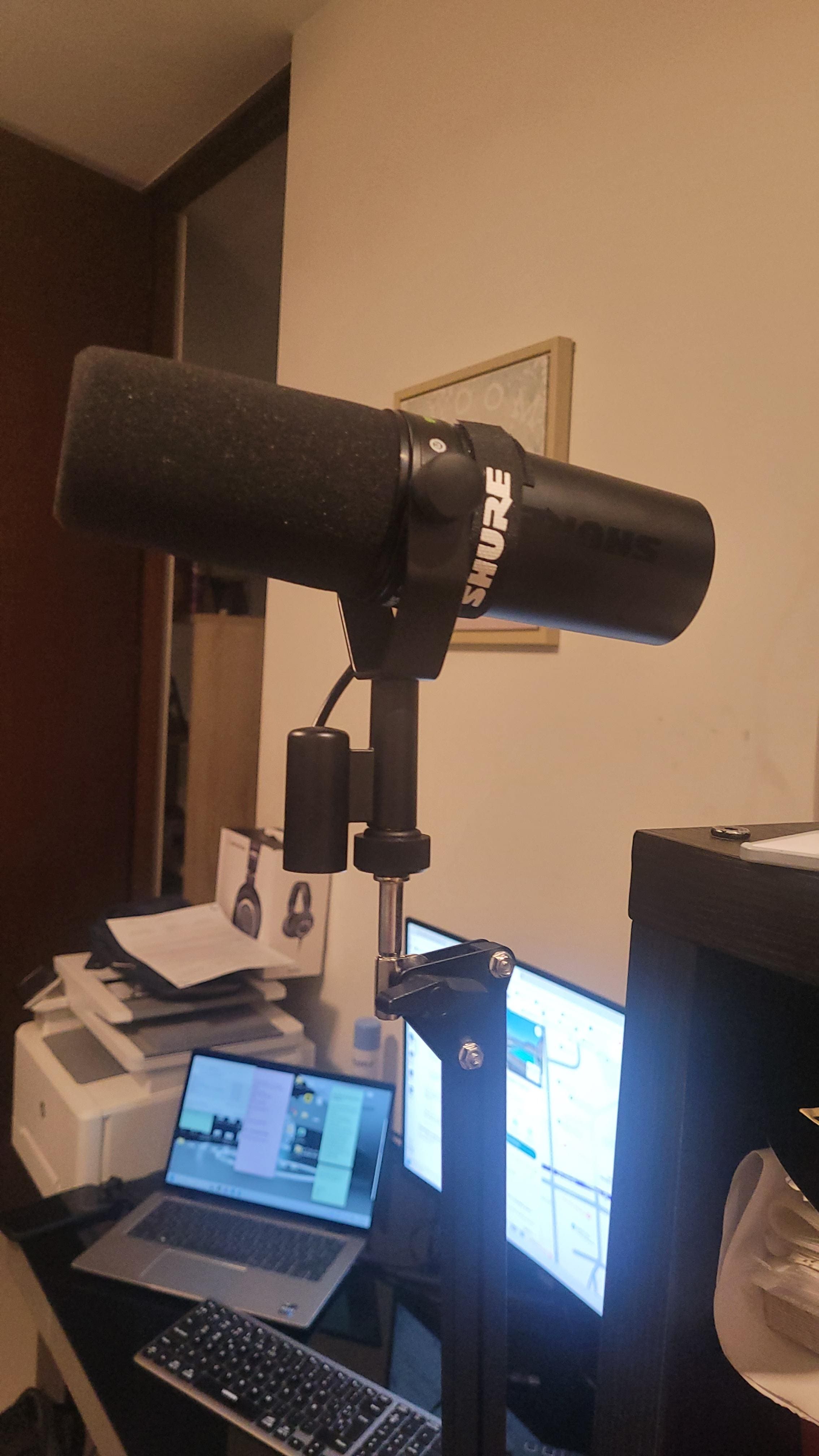 Shure SM7DB Podcast Microphone with Built in Preamp – XLR Outputs