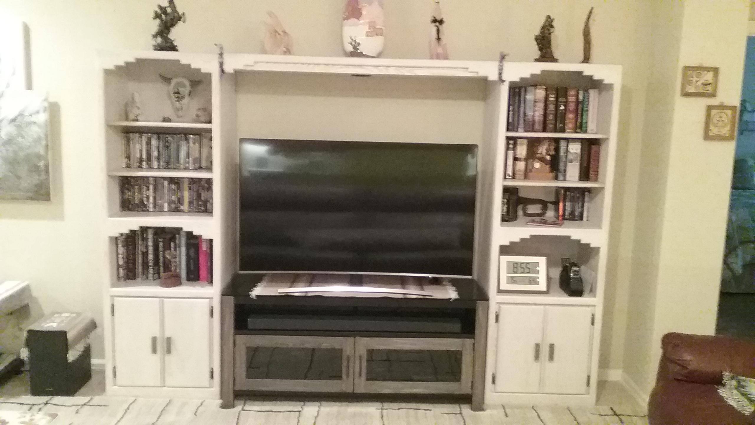 sound bar directly below the TV, click to load a larger version