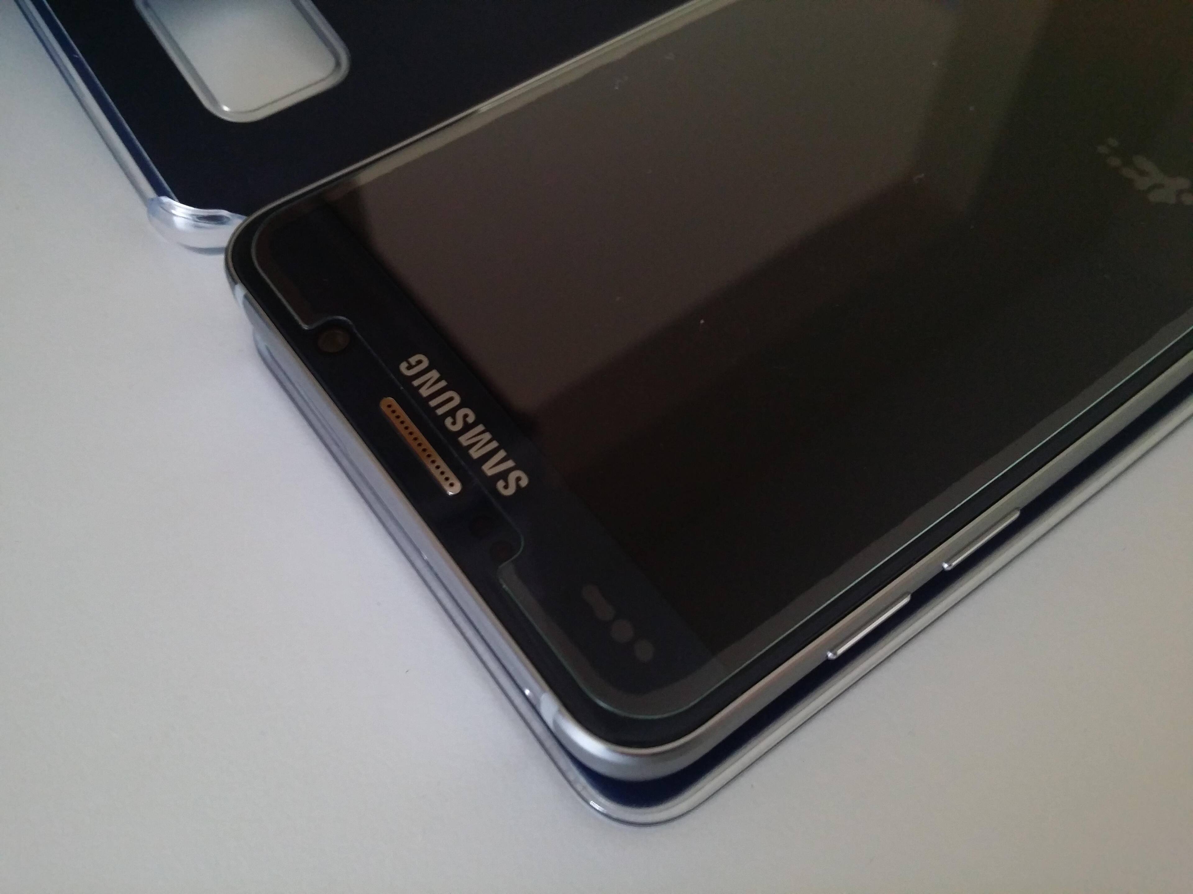 See edge that doesn't stick because it is flat rather than curved like the display?, click to load a larger version