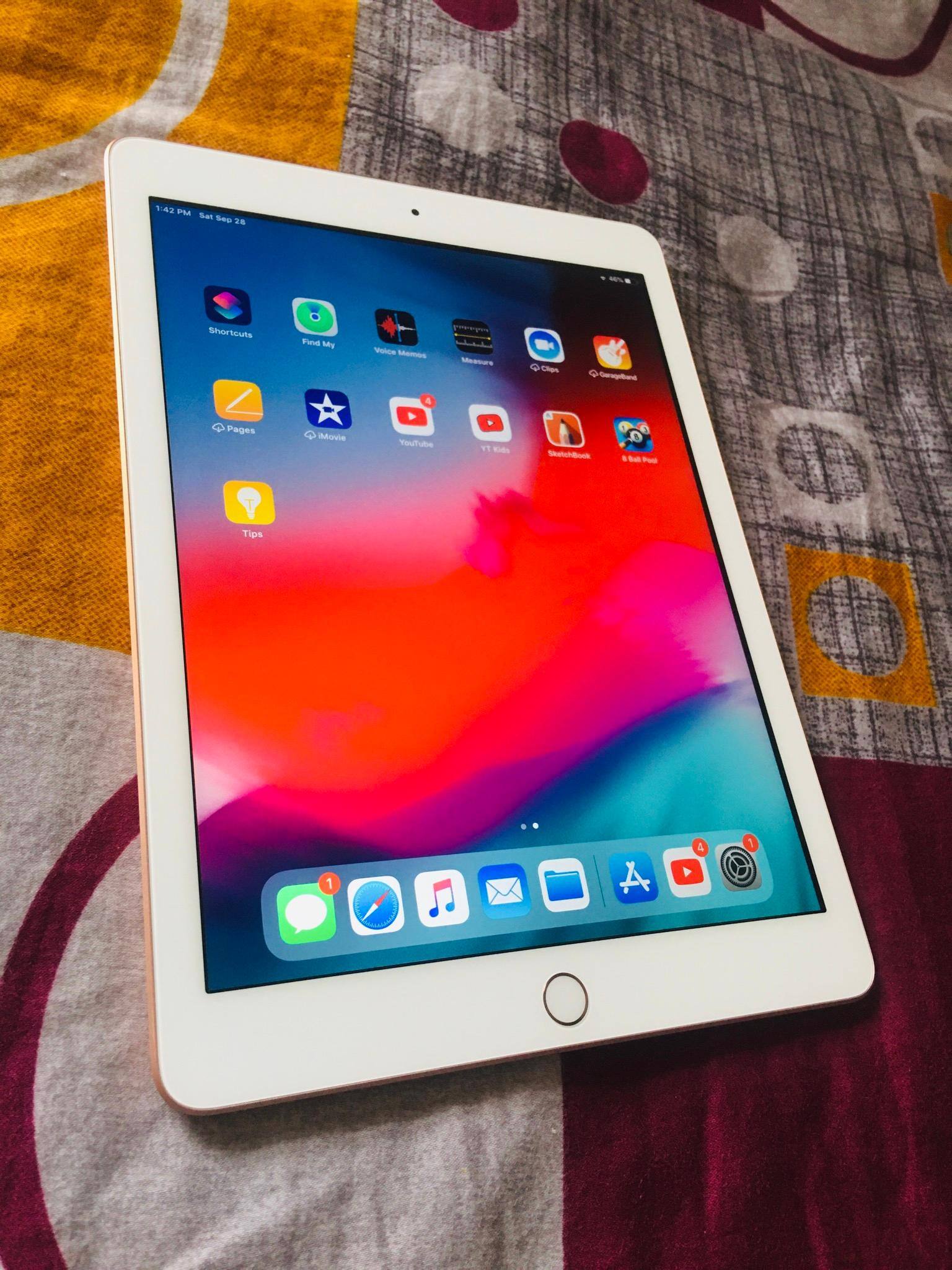 TAKE　Apple iPad 第6世代 Cellular32GB Restored Apple iPad 6th Gen 32GB Wifi + Cellular Unlocked, 9.7in