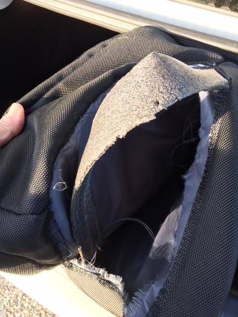 Gaping hole in bottom of the "Platinum" bag under laptop compartment., click to load a larger version