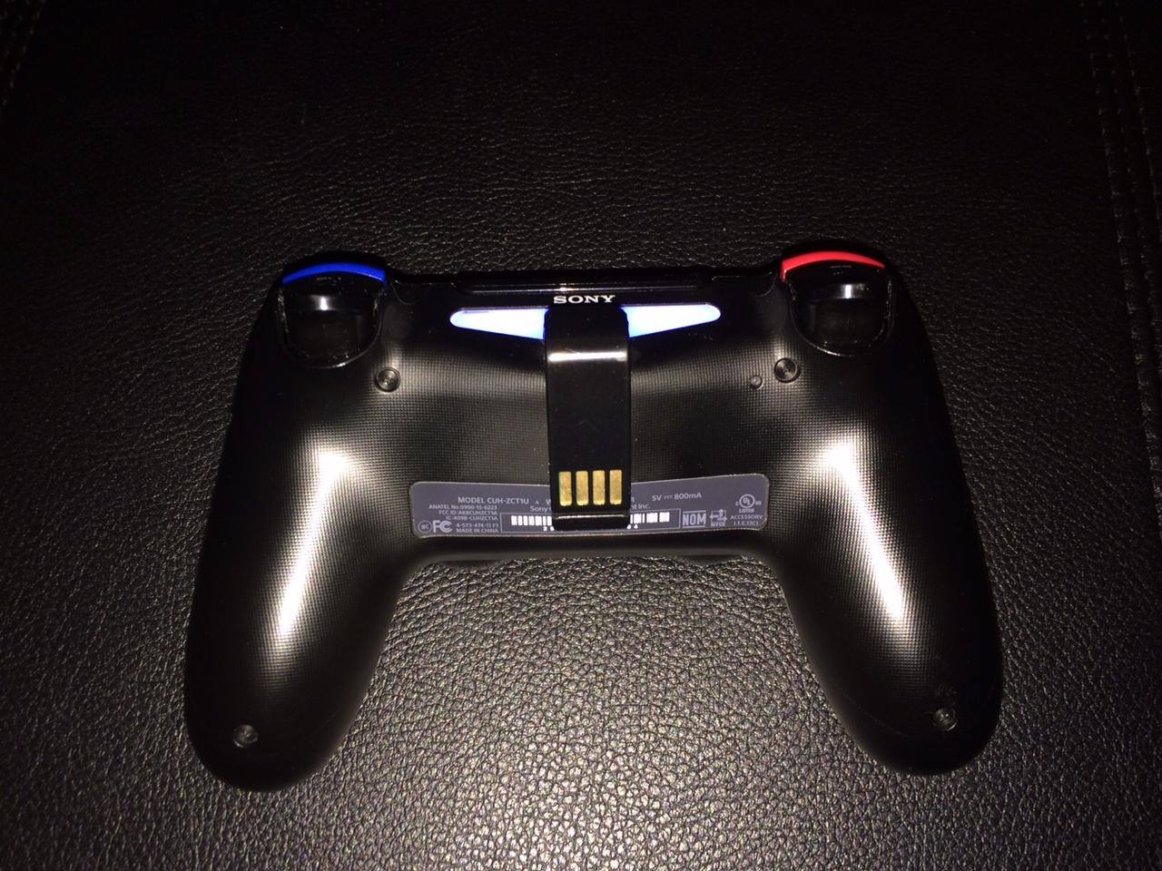 PS4 Controller w/ Dongle, click to load a larger version