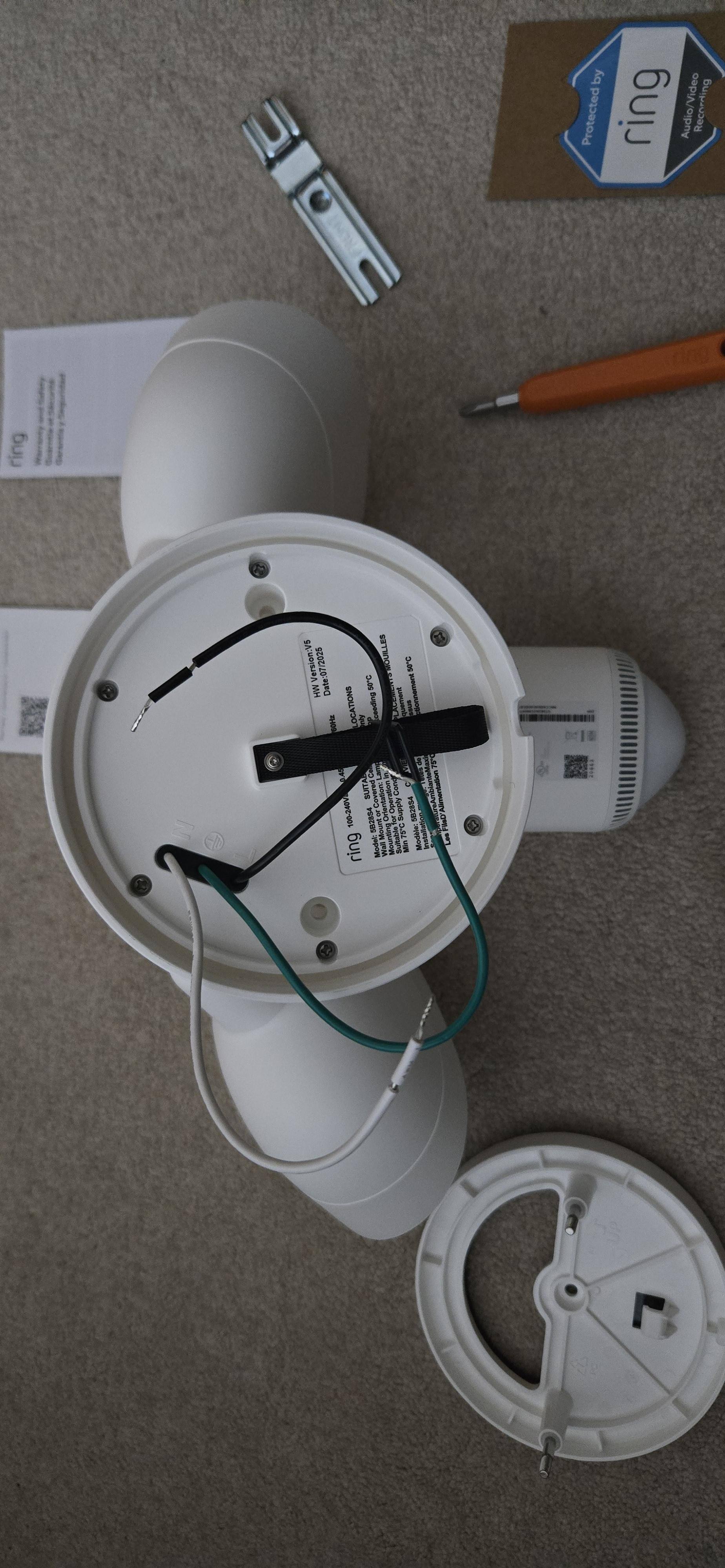 The wiring on the back, click to load a larger version