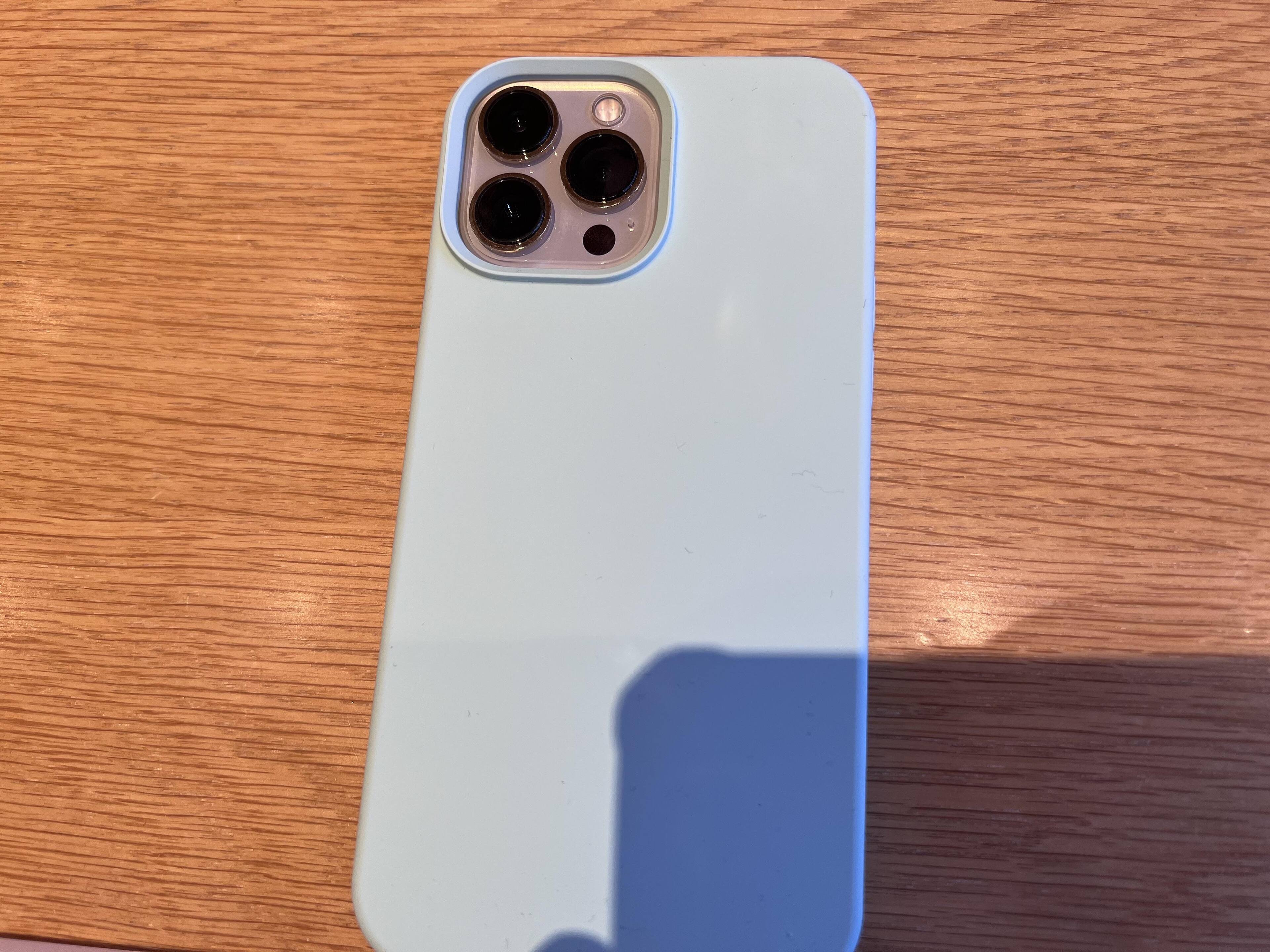 Smooth back works with wireless charger, click to load a larger version