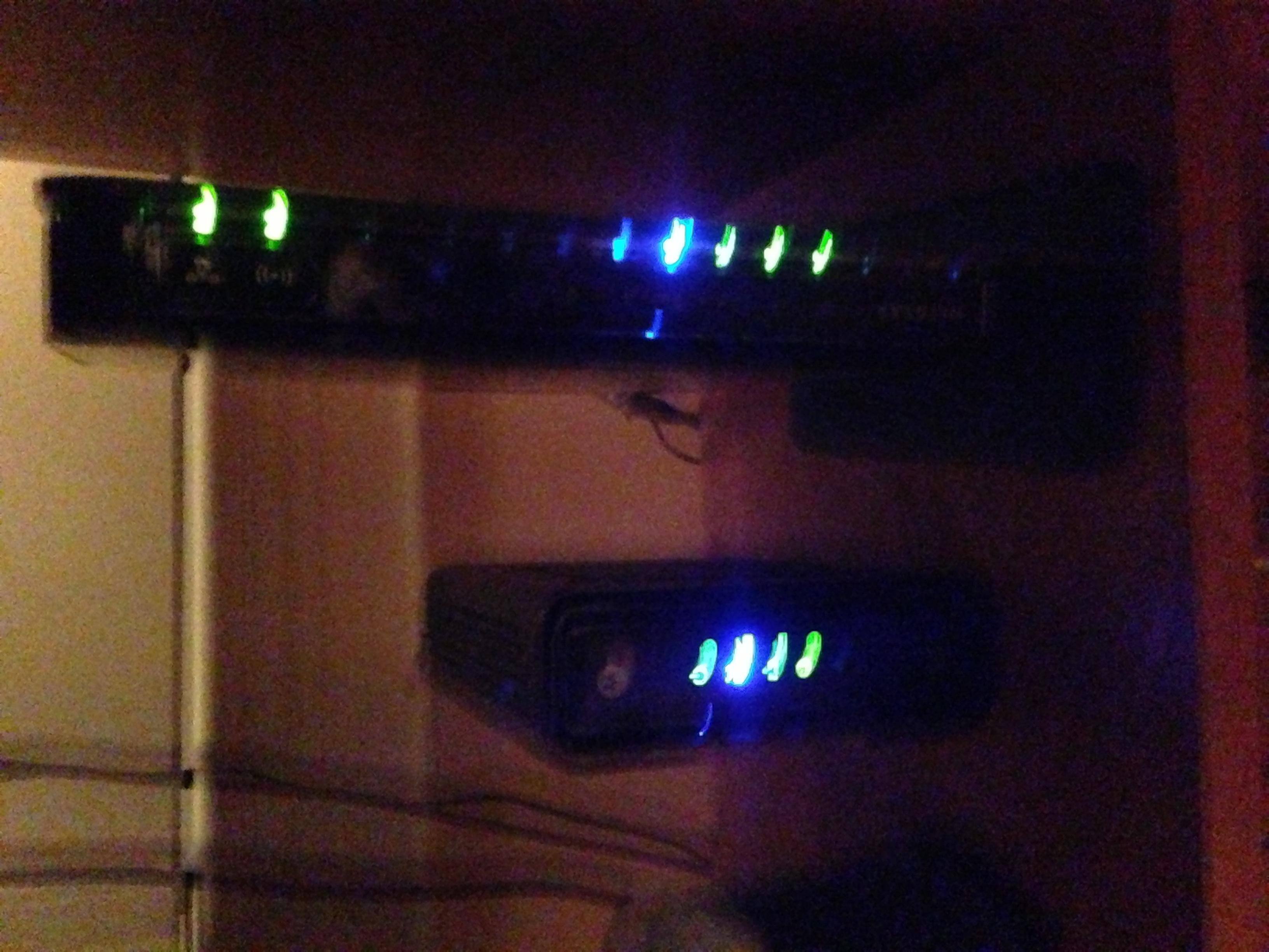 Netgear router WNDR3700& Motorola modem SB6121, click to load a larger version