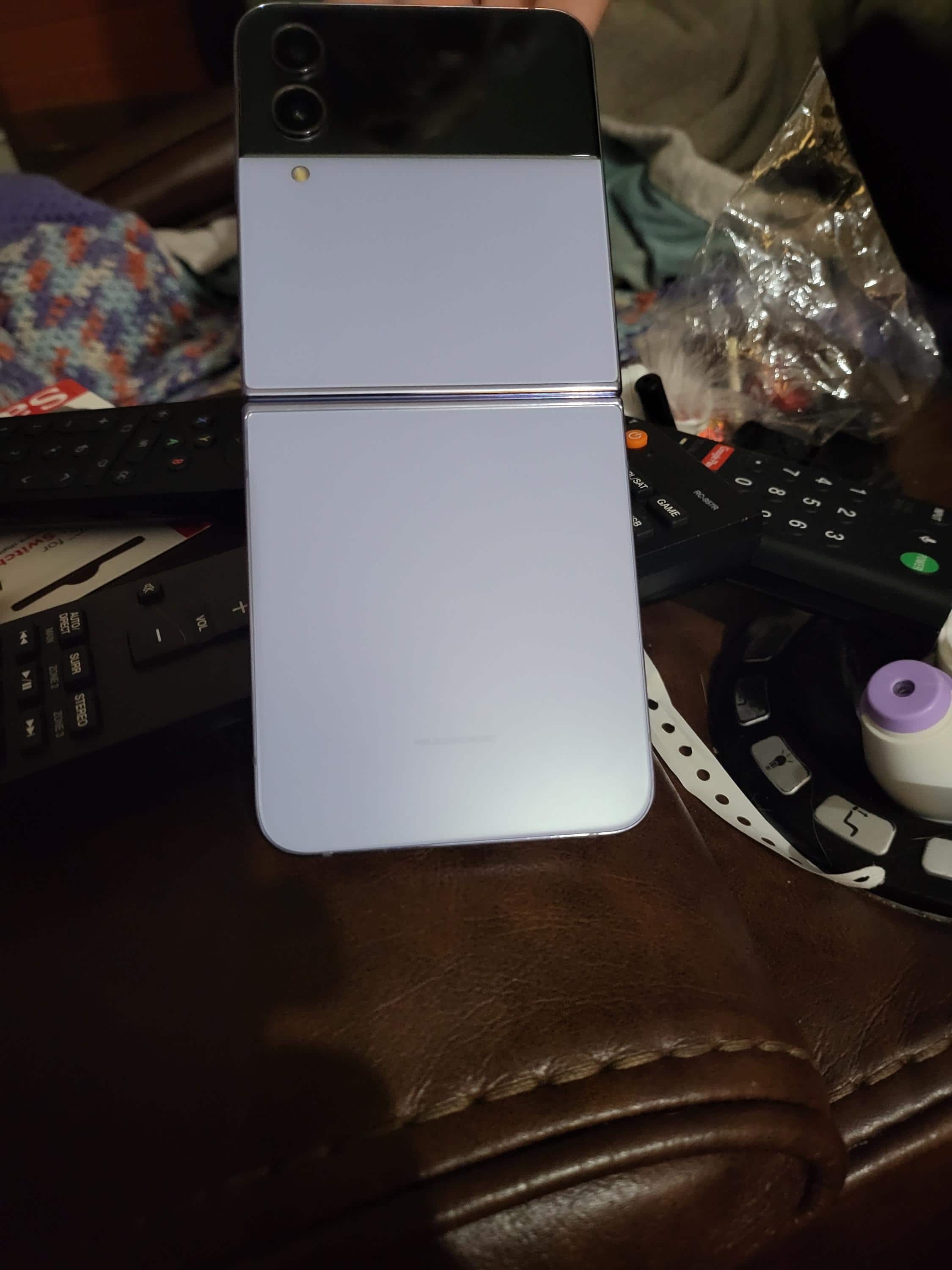 Samsung Galaxy Z Flip4 128GB (Unlocked) Pink Gold SM-F721UZDAXAA