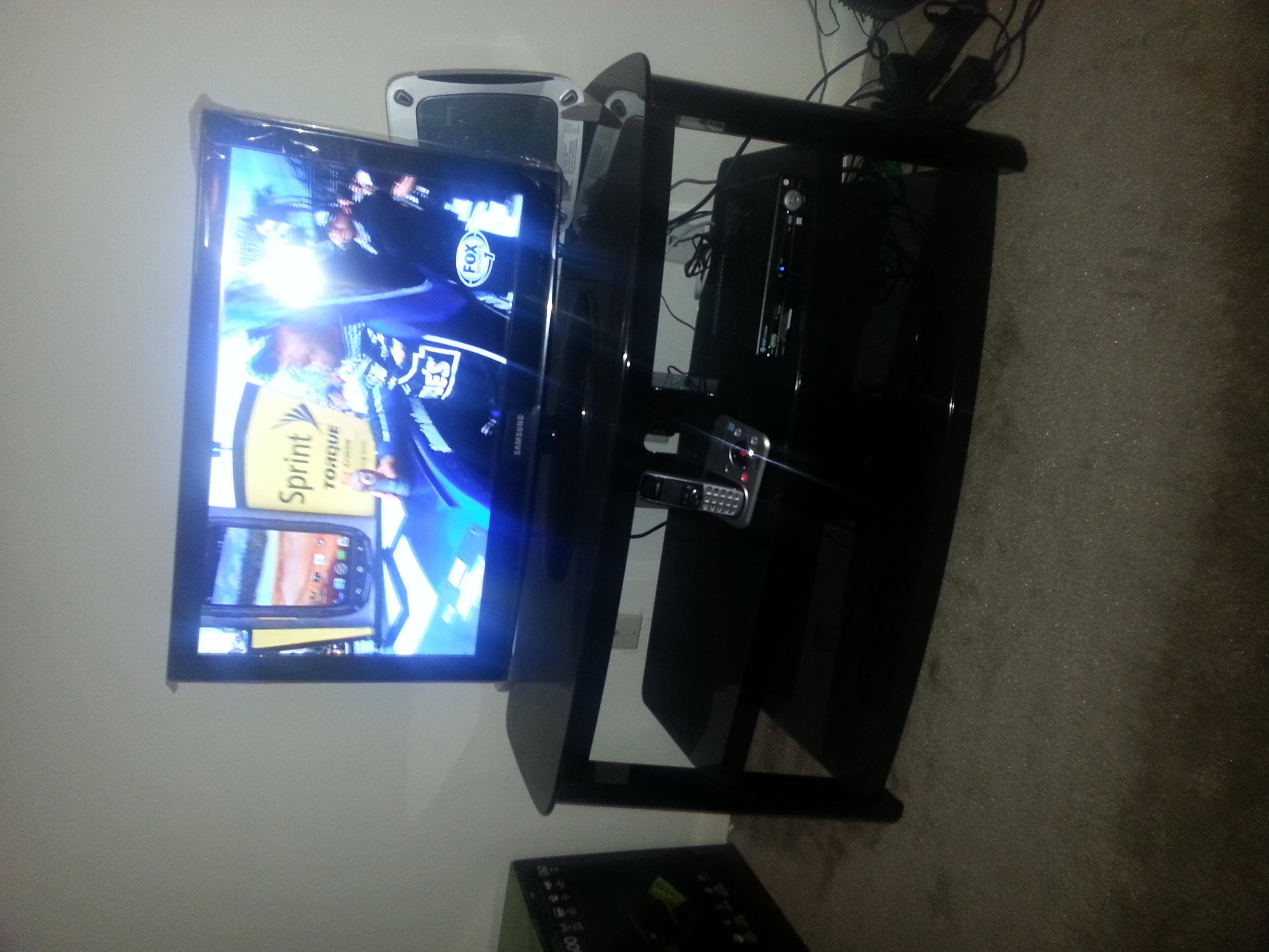 32" tv on the Tv stand, click to load a larger version