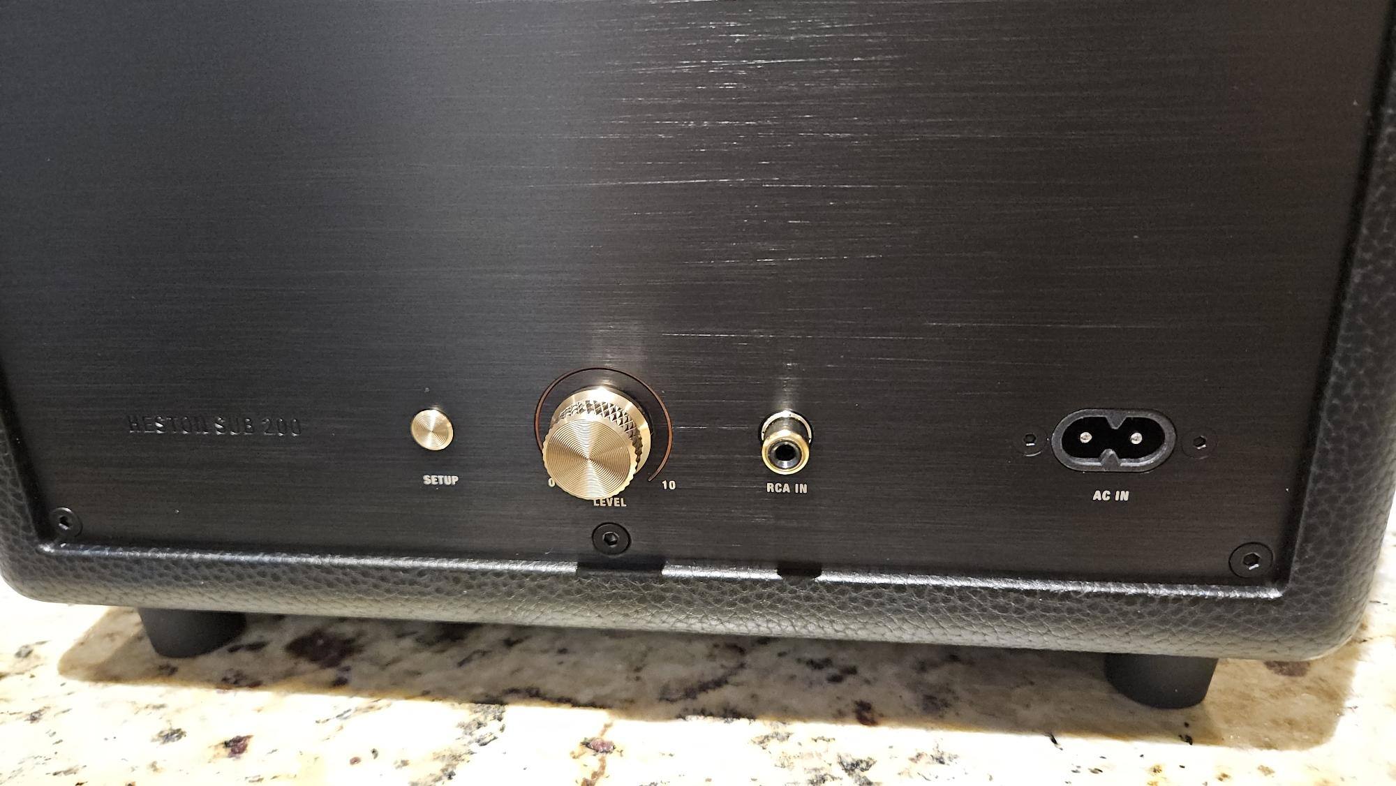 Controls/ports on the back, click to load a larger version