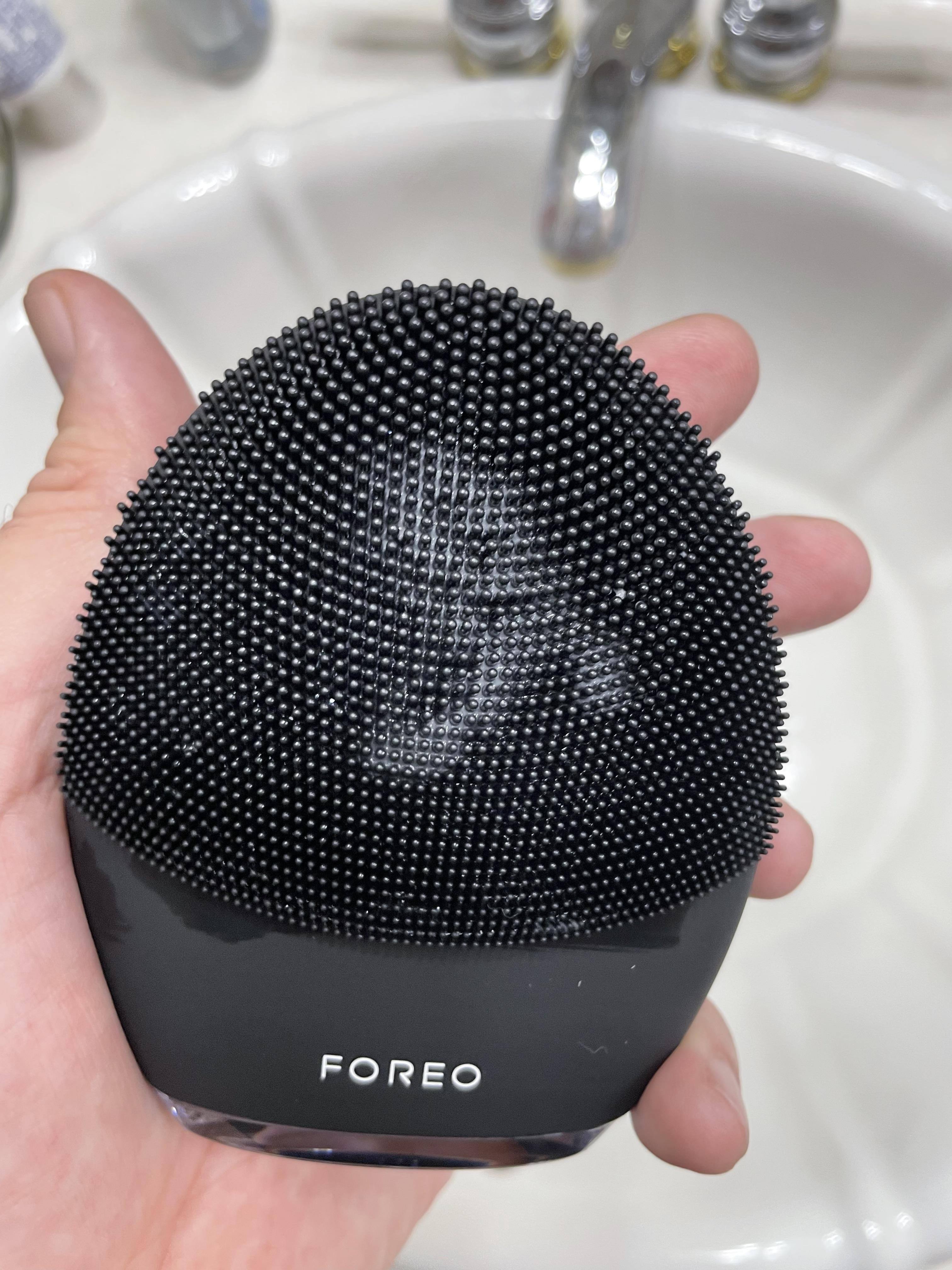 A good deal of product gets wasted if you apply it directly to the Luna 3 rather than your face, click to load a larger version