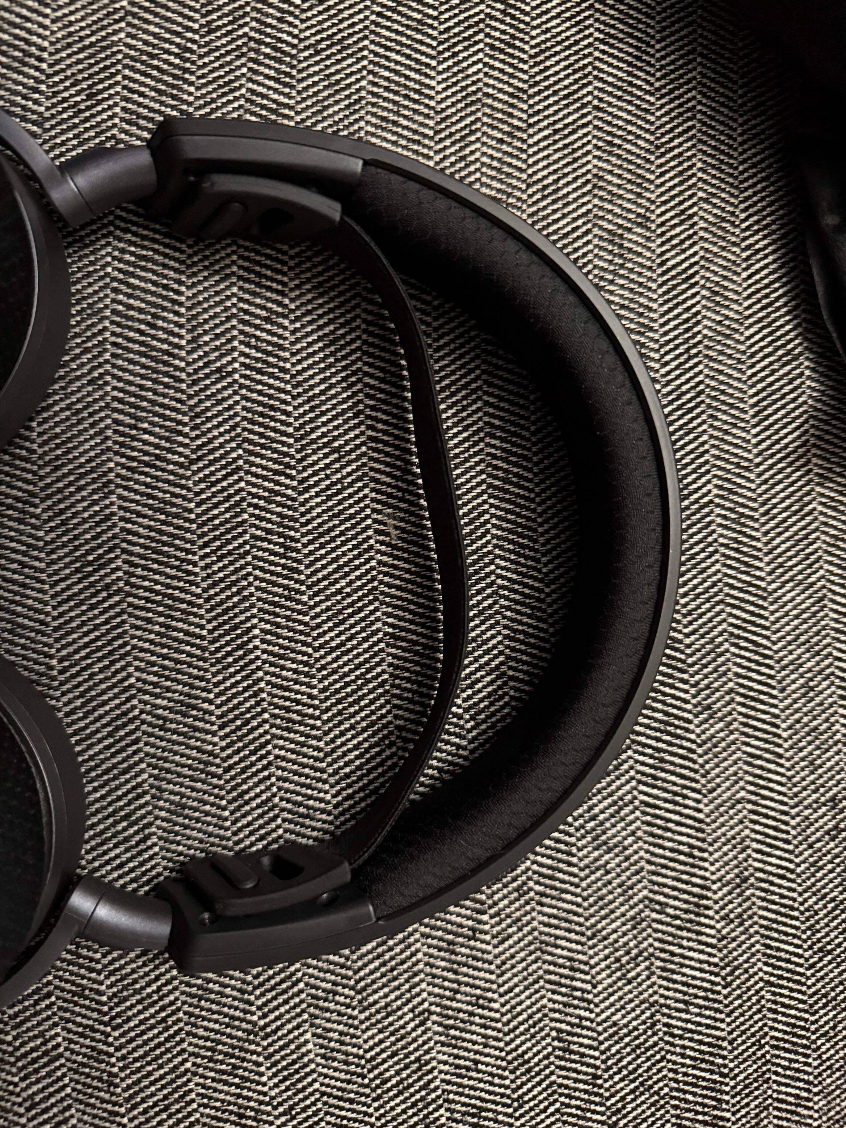 Elastic on the headband. It is nice and wide for comfort, click to load a larger version