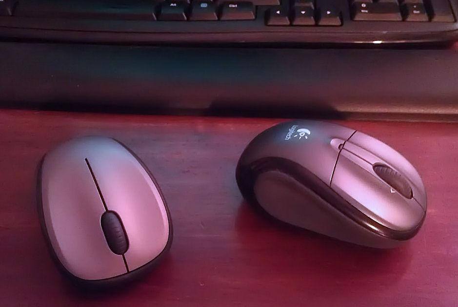 The M315 is on the left, my old V220 is on the right., click to load a larger version