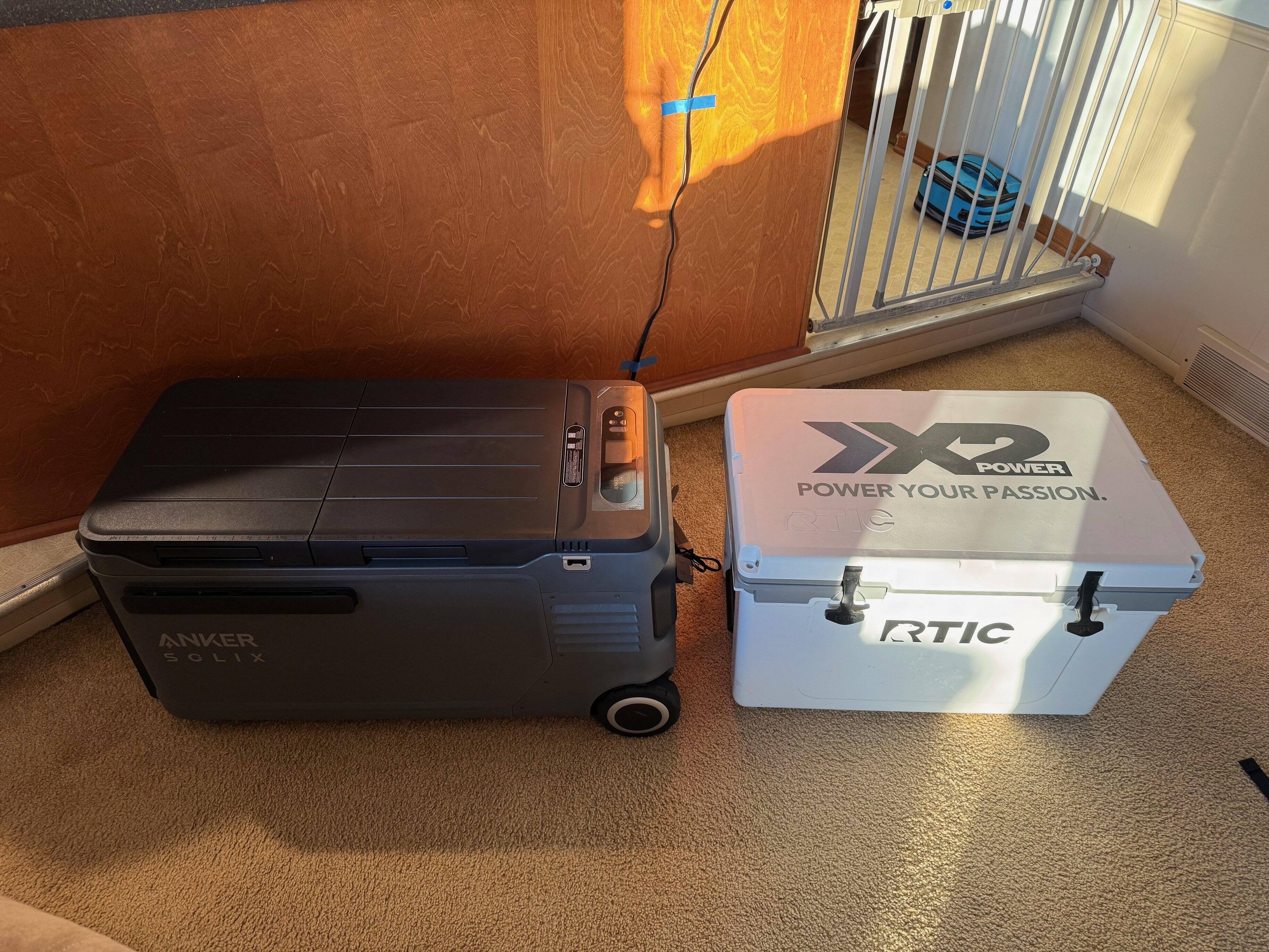 Everfrost 2 dimensions vs 52L Rtic Ultralight hard sided cooler, click to load a larger version